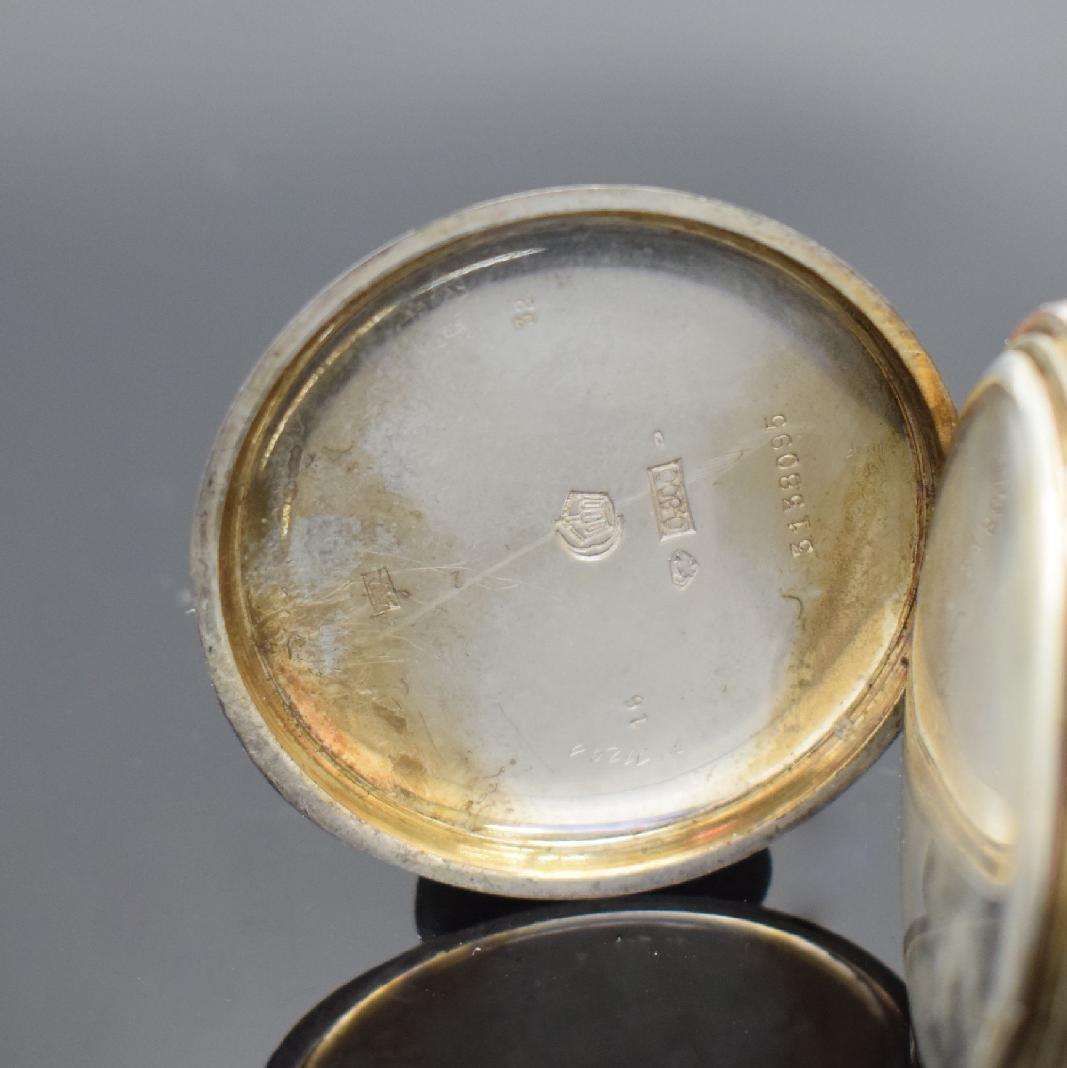 Detail c: LONGINES & OMEGA 2 offene Herrentaschenuhren, Schweiz um 1915, dell. Geh. (angel.) & Cuvette in 800er Silber, guill. Rückdeckel m. Monogrammspiegel ...