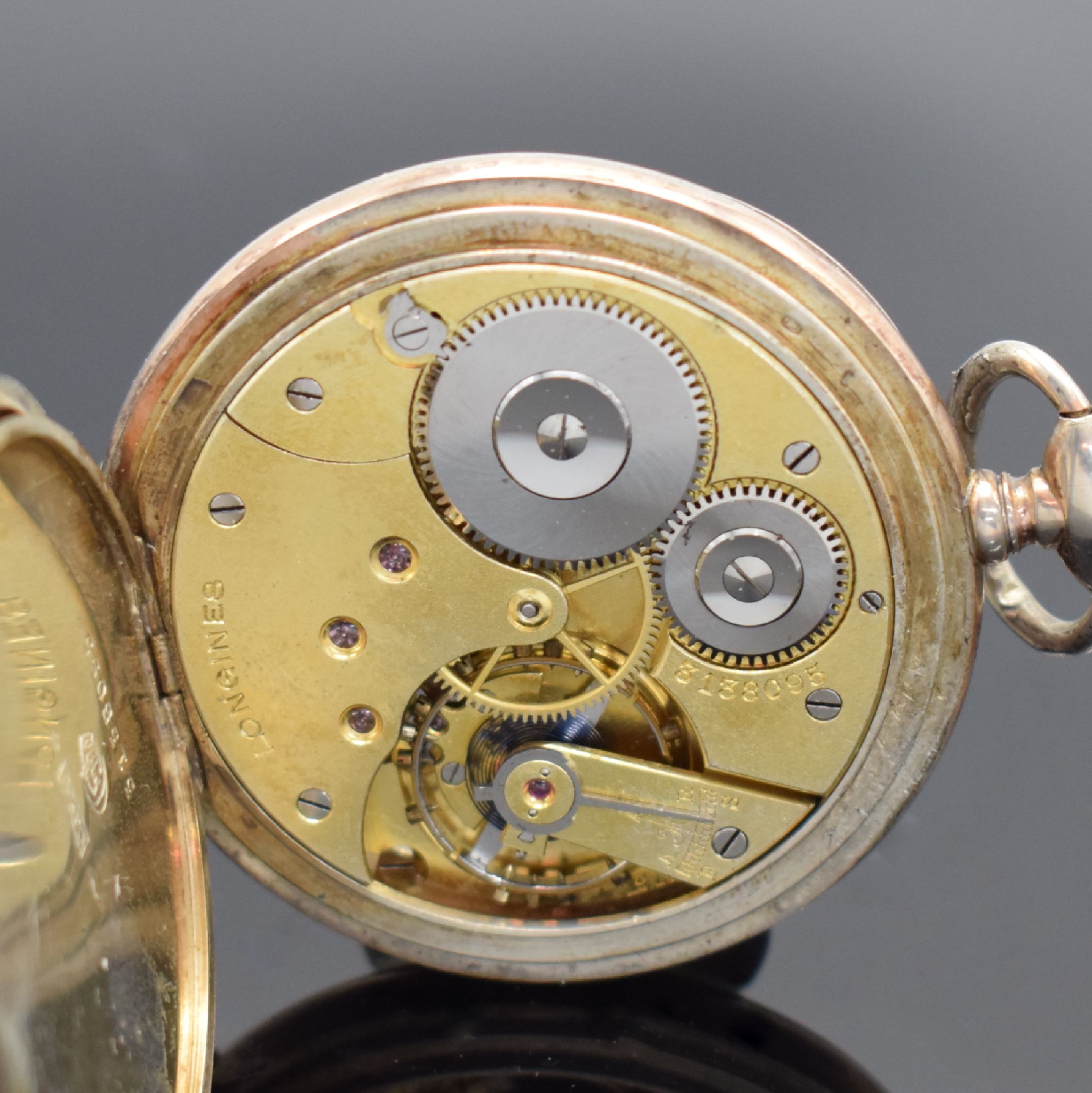 Detail d: LONGINES & OMEGA 2 offene Herrentaschenuhren, Schweiz um 1915, dell. Geh. (angel.) & Cuvette in 800er Silber, guill. Rückdeckel m. Monogrammspiegel ...