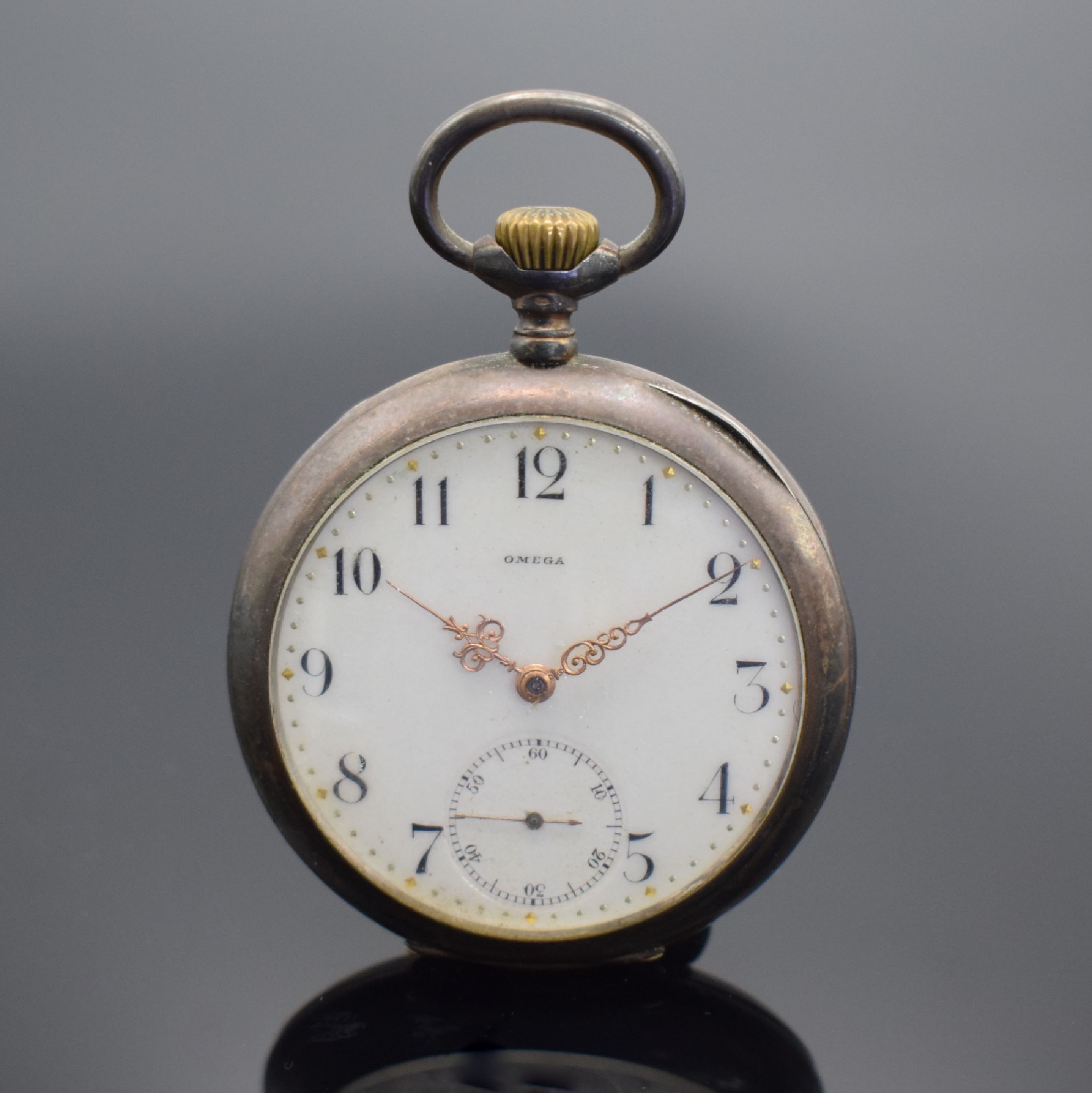 Detail e: LONGINES & OMEGA 2 offene Herrentaschenuhren, Schweiz um 1915, dell. Geh. (angel.) & Cuvette in 800er Silber, guill. Rückdeckel m. Monogrammspiegel ...