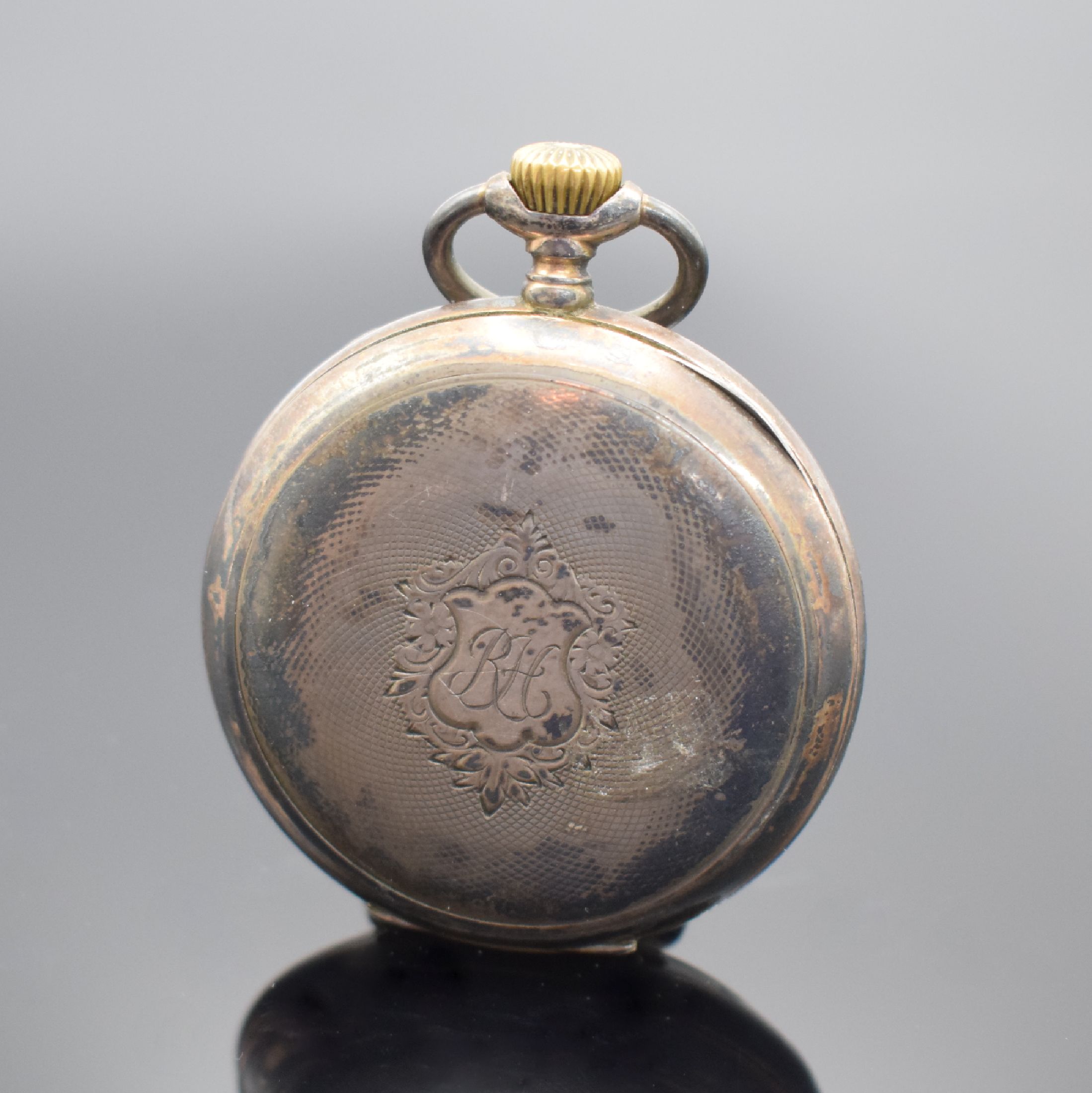 Detail f: LONGINES & OMEGA 2 offene Herrentaschenuhren, Schweiz um 1915, dell. Geh. (angel.) & Cuvette in 800er Silber, guill. Rückdeckel m. Monogrammspiegel ...