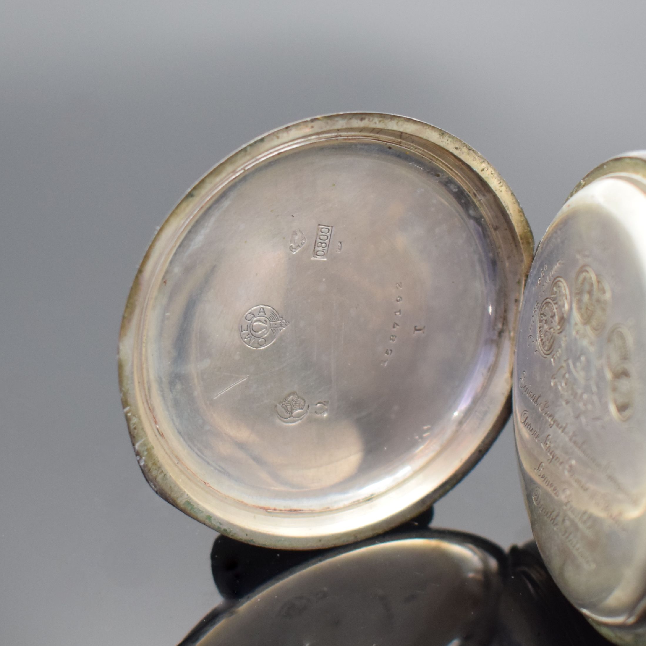 Detail g: LONGINES & OMEGA 2 offene Herrentaschenuhren, Schweiz um 1915, dell. Geh. (angel.) & Cuvette in 800er Silber, guill. Rückdeckel m. Monogrammspiegel ...