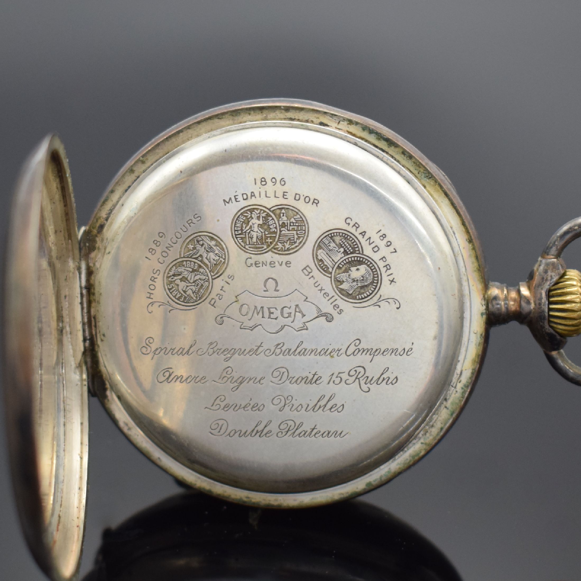 Detail h: LONGINES & OMEGA 2 offene Herrentaschenuhren, Schweiz um 1915, dell. Geh. (angel.) & Cuvette in 800er Silber, guill. Rückdeckel m. Monogrammspiegel ...