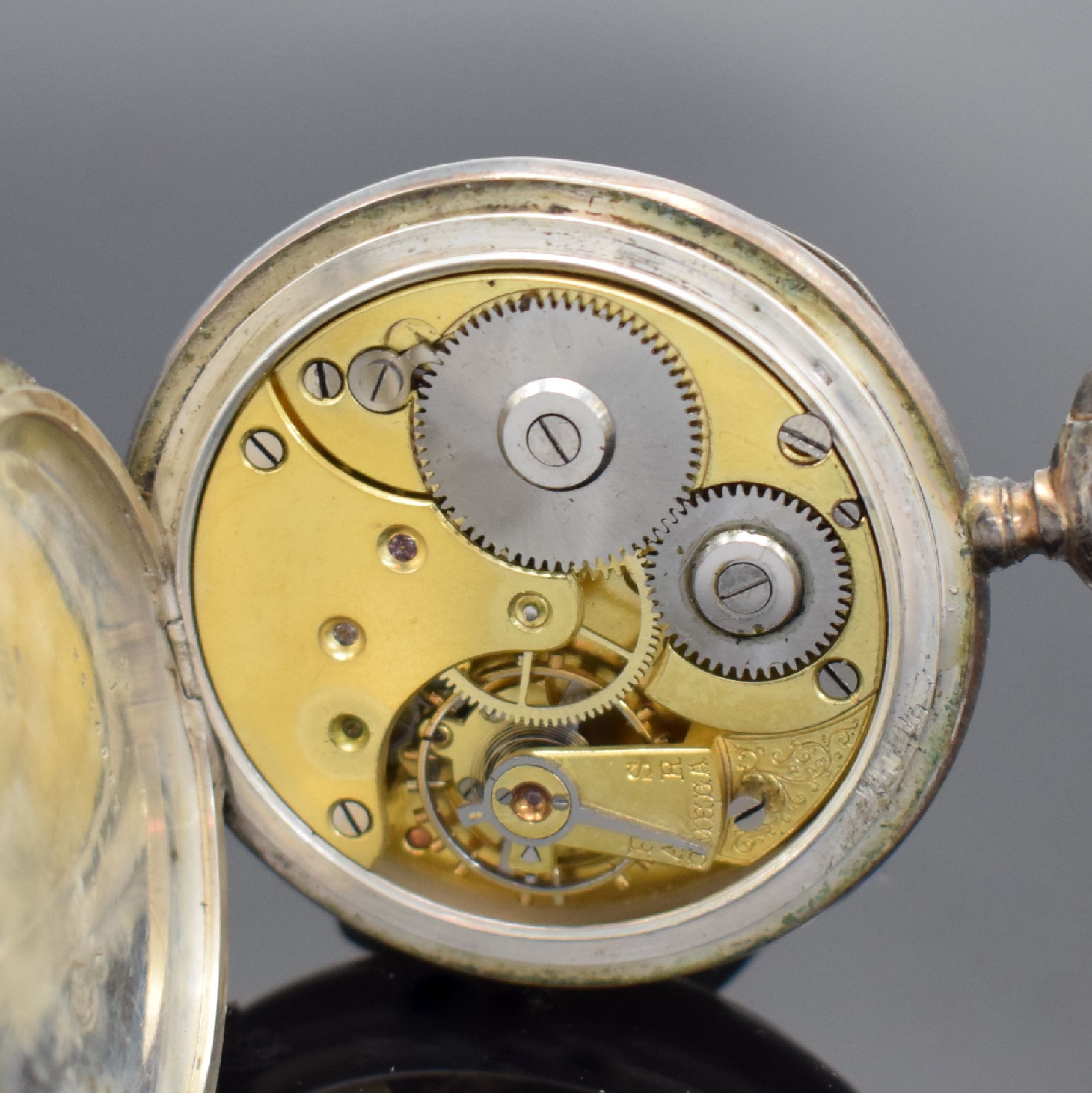 Detail i: LONGINES & OMEGA 2 offene Herrentaschenuhren, Schweiz um 1915, dell. Geh. (angel.) & Cuvette in 800er Silber, guill. Rückdeckel m. Monogrammspiegel ...