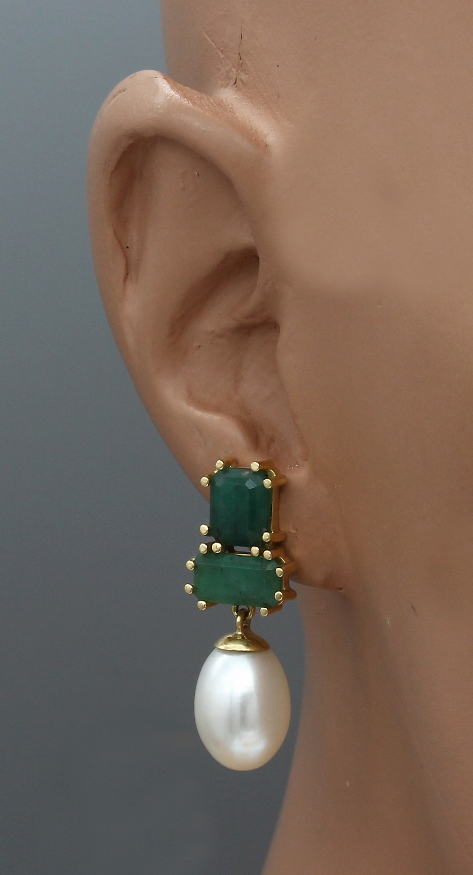Detail a: Paar 18 kt Gold Zuchtperl-Smaragd-Ohrgehänge, GG 750/000, je mit einer tropfenförmigen Süßwasserzuchtperle, D. ca. 10 mm und 2 Smaragden zus. ...