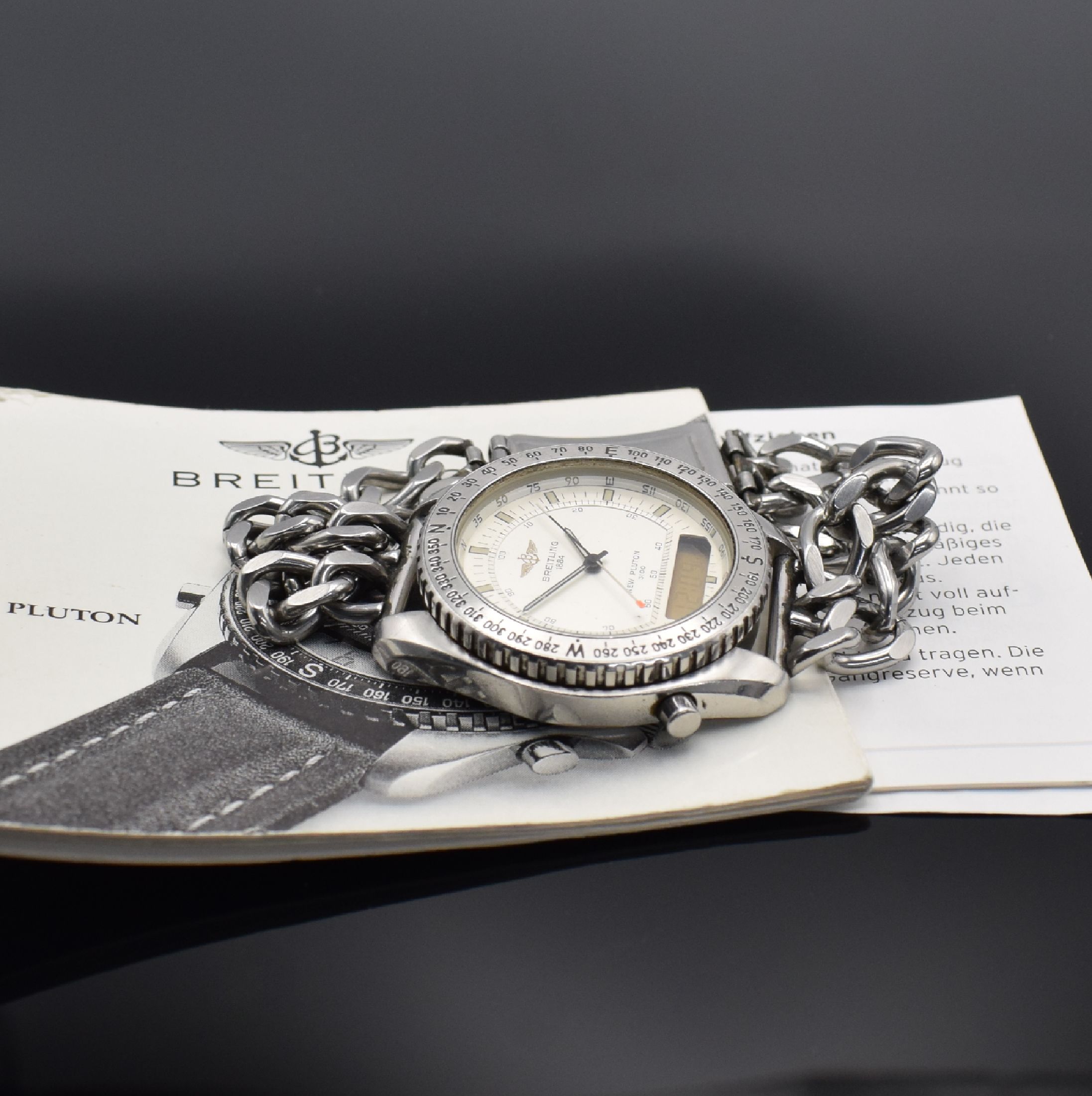 Detail d: BREITLING New Pluton Herrenarmbanduhr in Stahl, Schweiz 1990er Jahre, quarz, Ref. A51037, Boden & Krone verschr., neutr. Stahlband m. Faltschl., ...