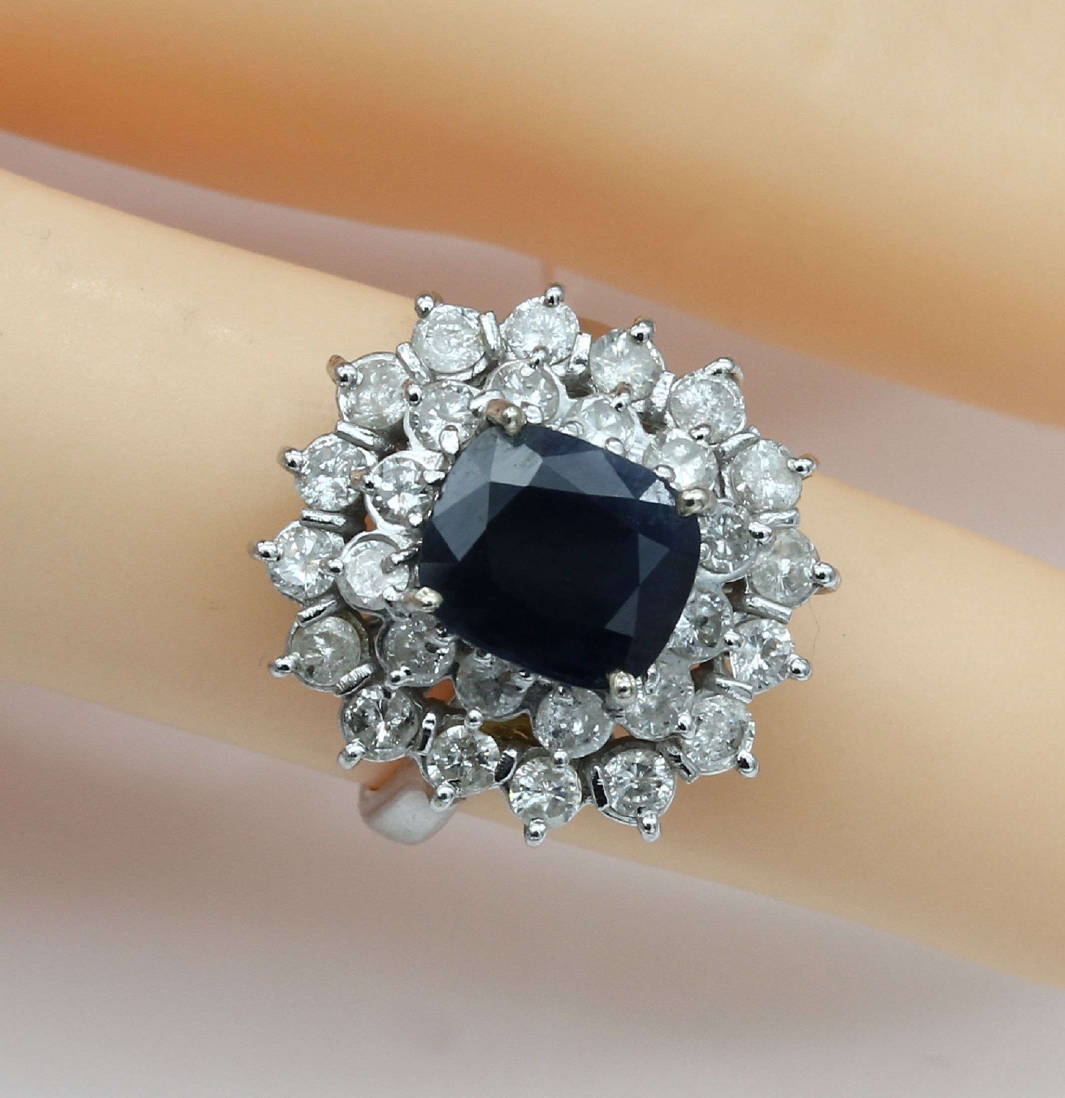 Detail a: 18 kt Gold Saphir-Brillant-Ring, WG 750/000, facett. Saphir ca. 3.00 ct, 28 Brillanten zus ca. 1.16 ct get.Weiß/p2, 2- reihig gefasst, RW 52, ca. ...