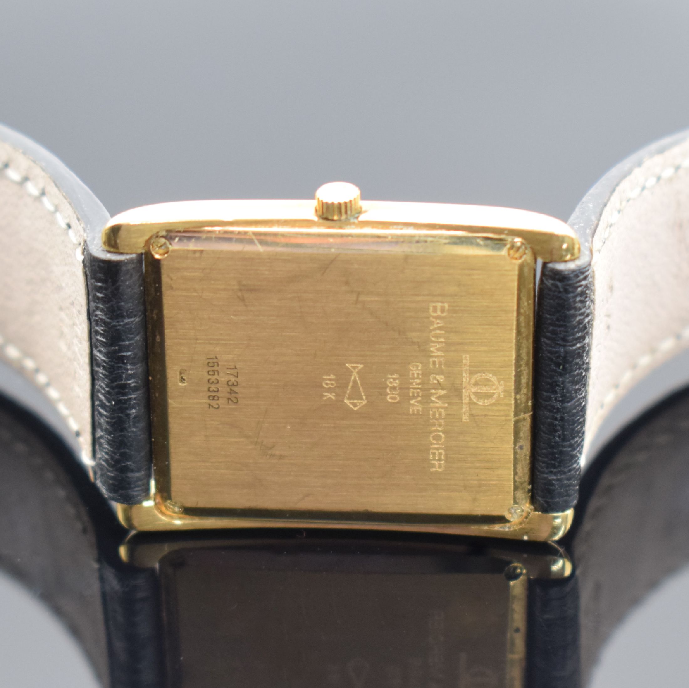 Detail c: BAUME & Mercier Armbanduhr in GG 750/000 Referenz 17342, Schweiz um 1995, quarz, 2- teil. Geh., Boden 4-fach verschr., emailfarb. Zifferbl. m. röm. ...