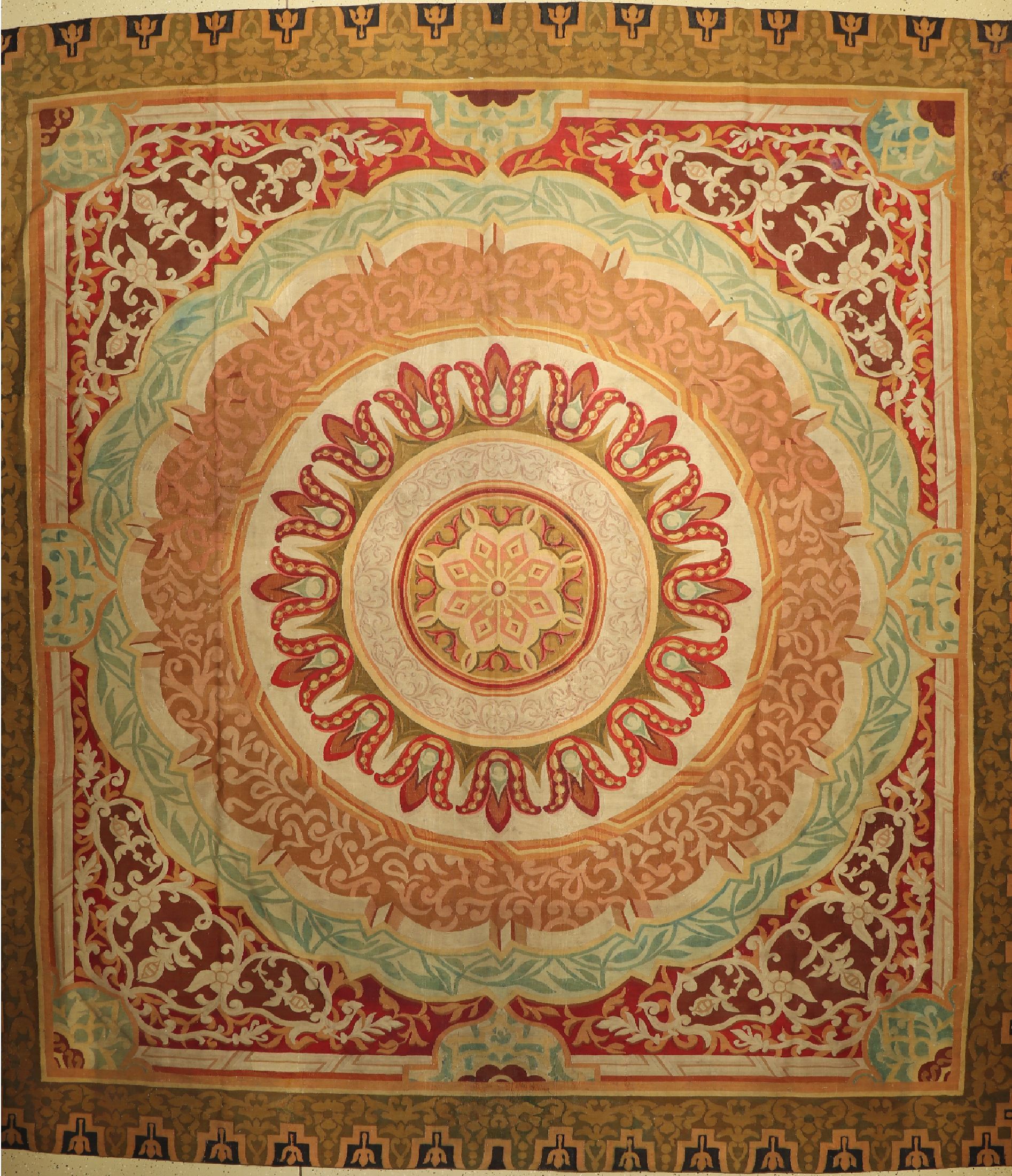Seltener antiker Aubusson, Frankreich, 19. Jhd, Wolle auf Baumwolle, ca. 400 x 380 cm, leicht verfärbt, EHZ: 3 (restauriert)