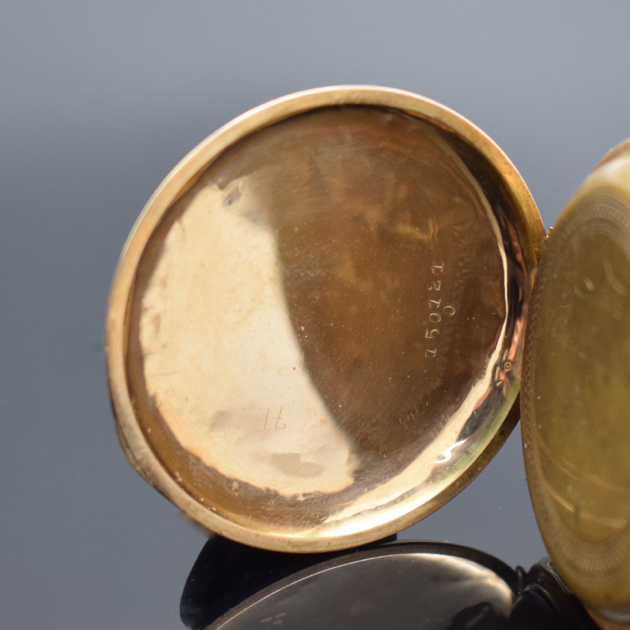 Detail b: Offene Herrentaschenuhr in GG 585/000, Schweiz um 1900, Geh. dell., Rückdeckel m. Monogrammspiegel, Metallcuvette, Emailzifferbl. m. röm. Zahlen ...
