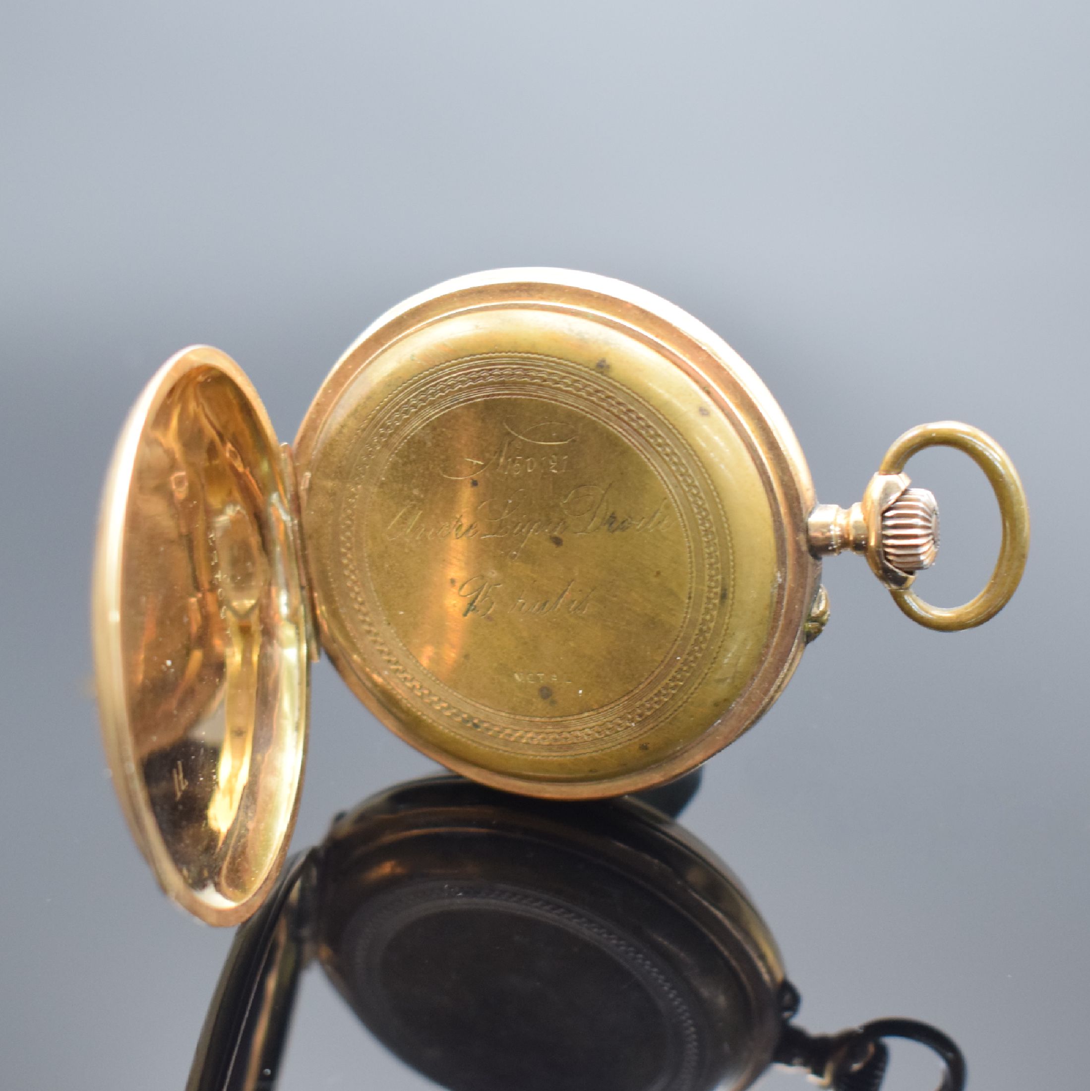 Detail c: Offene Herrentaschenuhr in GG 585/000, Schweiz um 1900, Geh. dell., Rückdeckel m. Monogrammspiegel, Metallcuvette, Emailzifferbl. m. röm. Zahlen ...