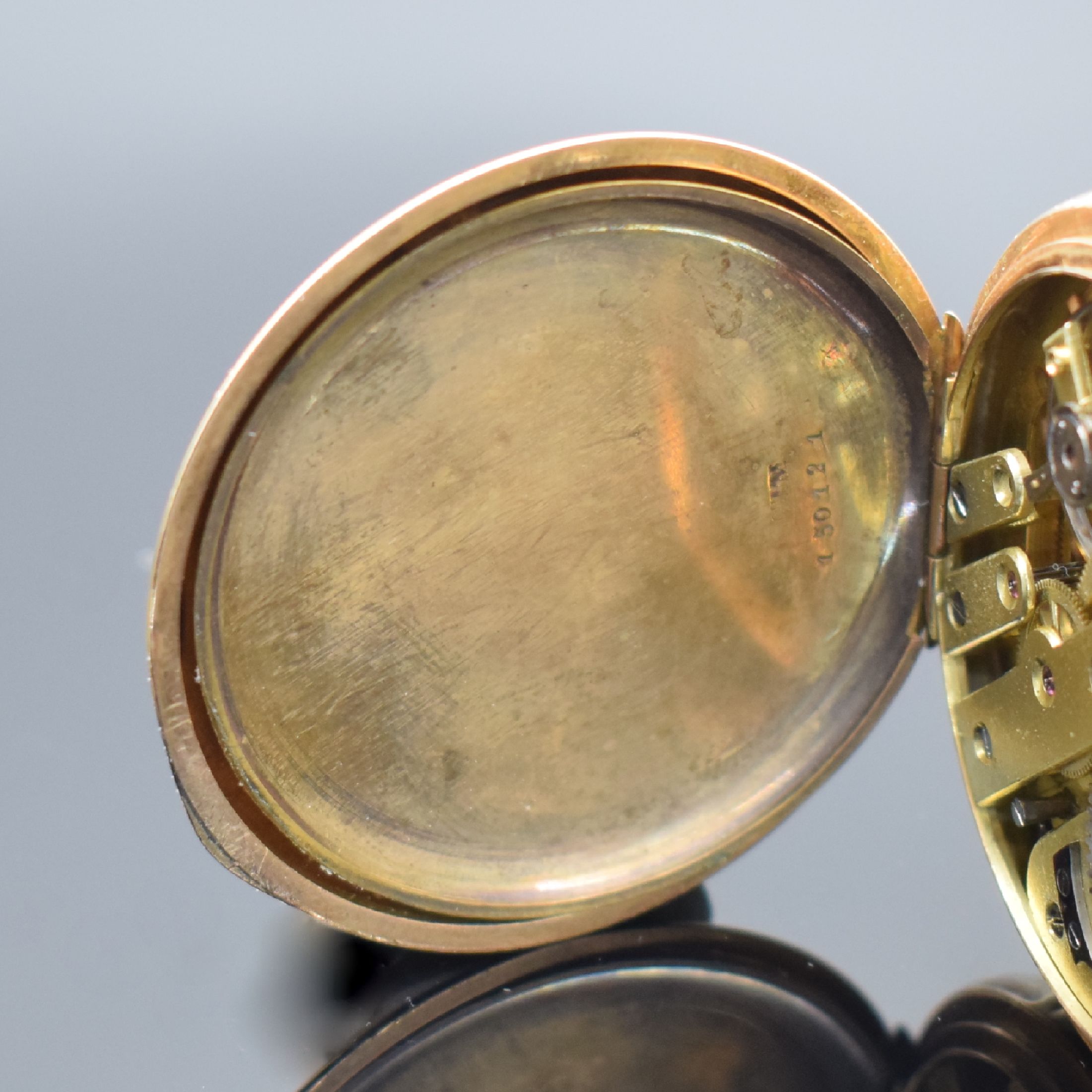 Detail d: Offene Herrentaschenuhr in GG 585/000, Schweiz um 1900, Geh. dell., Rückdeckel m. Monogrammspiegel, Metallcuvette, Emailzifferbl. m. röm. Zahlen ...