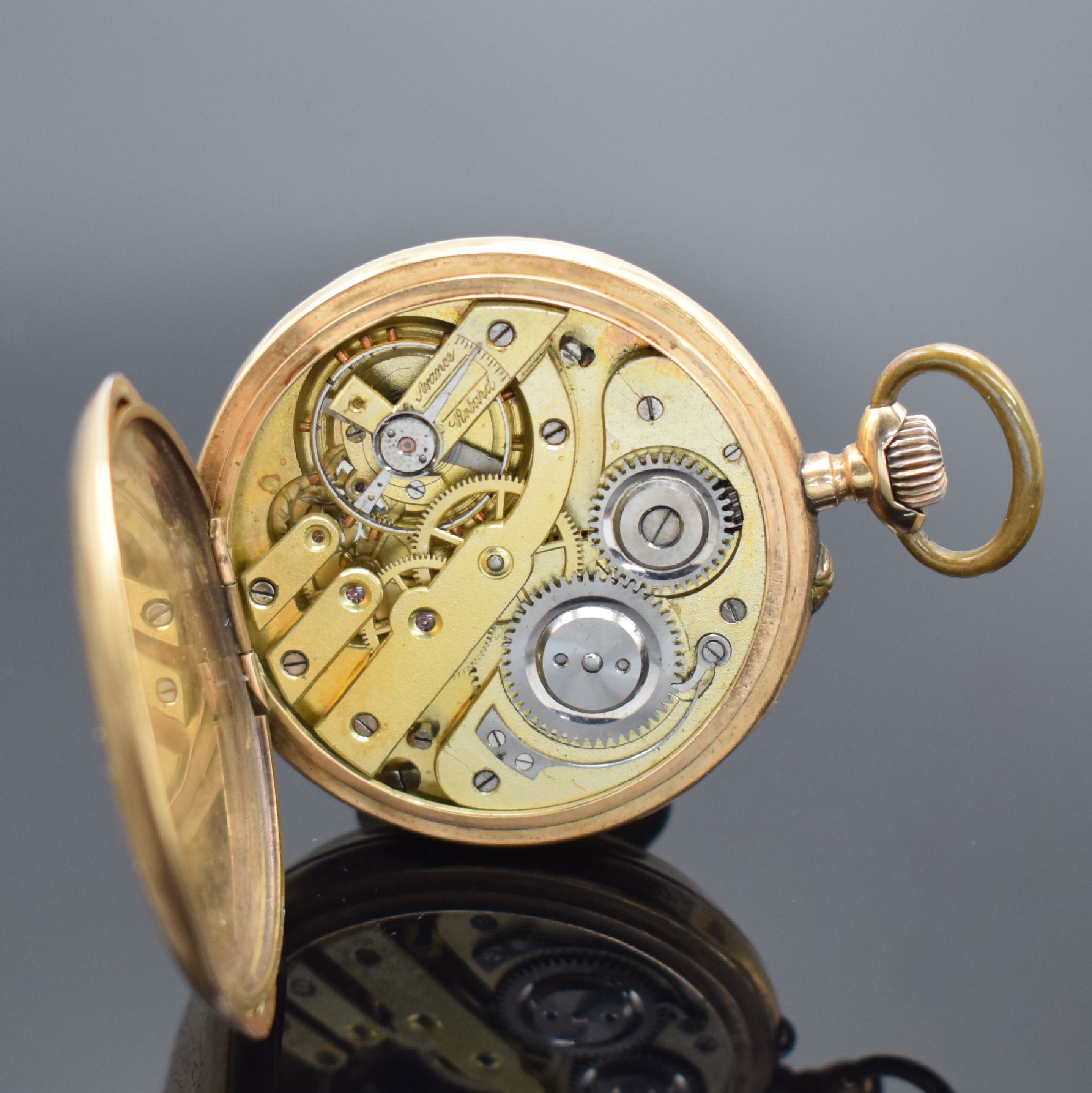 Detail e: Offene Herrentaschenuhr in GG 585/000, Schweiz um 1900, Geh. dell., Rückdeckel m. Monogrammspiegel, Metallcuvette, Emailzifferbl. m. röm. Zahlen ...