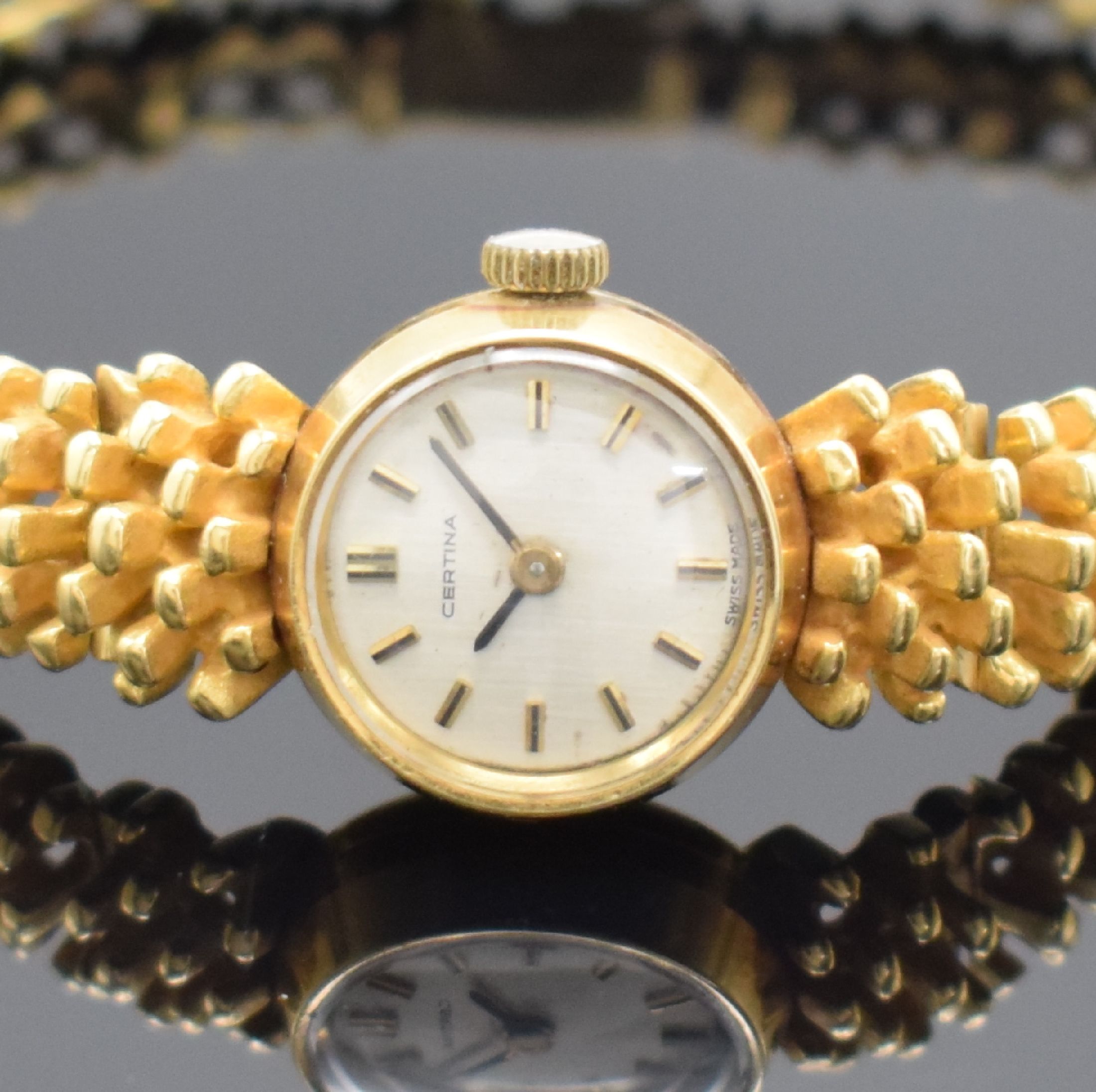Detail a: CERTINA ausgefallene Damenarmbanduhr in GG 750/000, Schweiz um 1968, Glasrand aufgedr., ausgef. Gliederband m. Kastenschl., silb. Zifferbl. m. ...