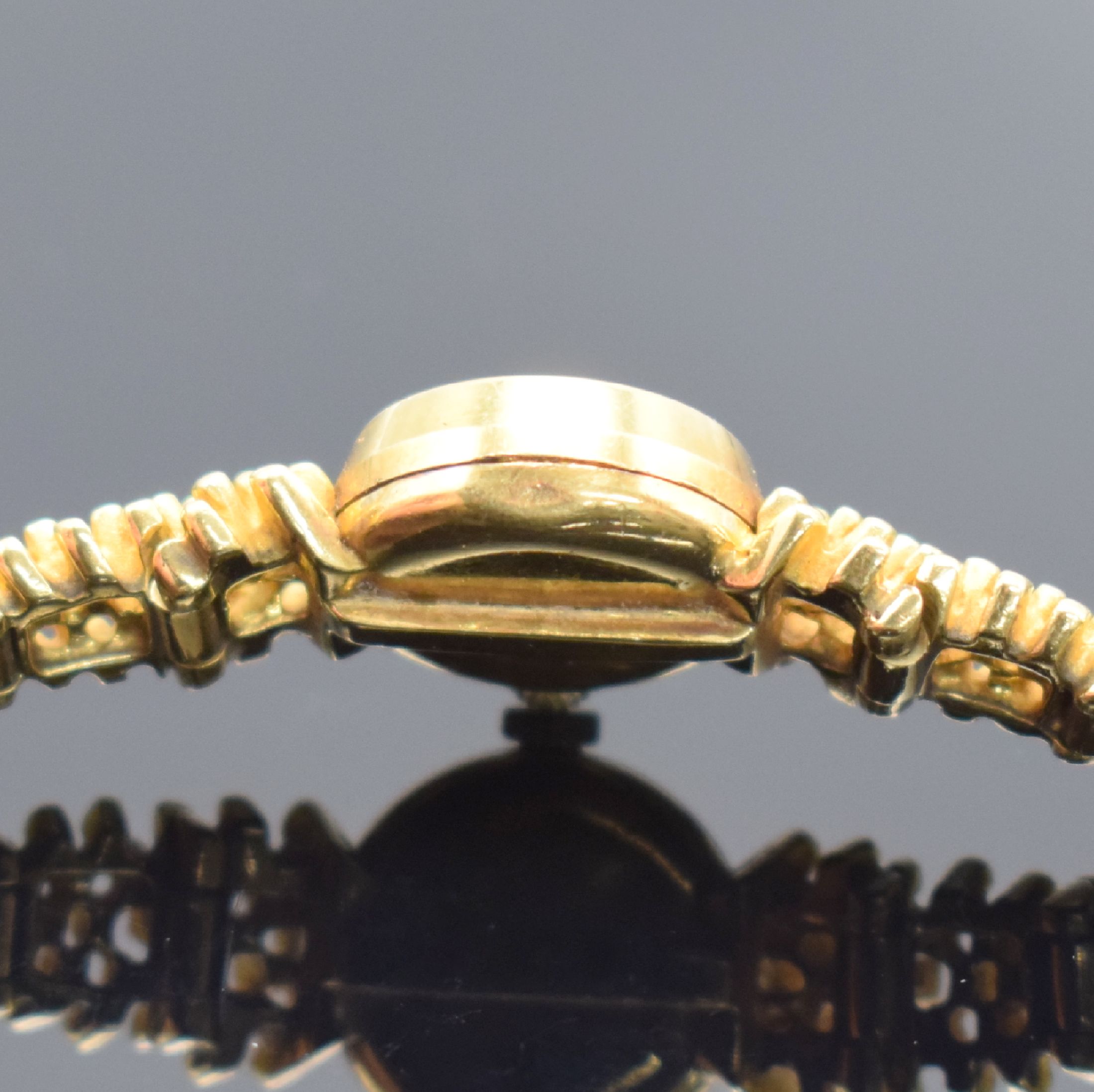 Detail c: CERTINA ausgefallene Damenarmbanduhr in GG 750/000, Schweiz um 1968, Glasrand aufgedr., ausgef. Gliederband m. Kastenschl., silb. Zifferbl. m. ...