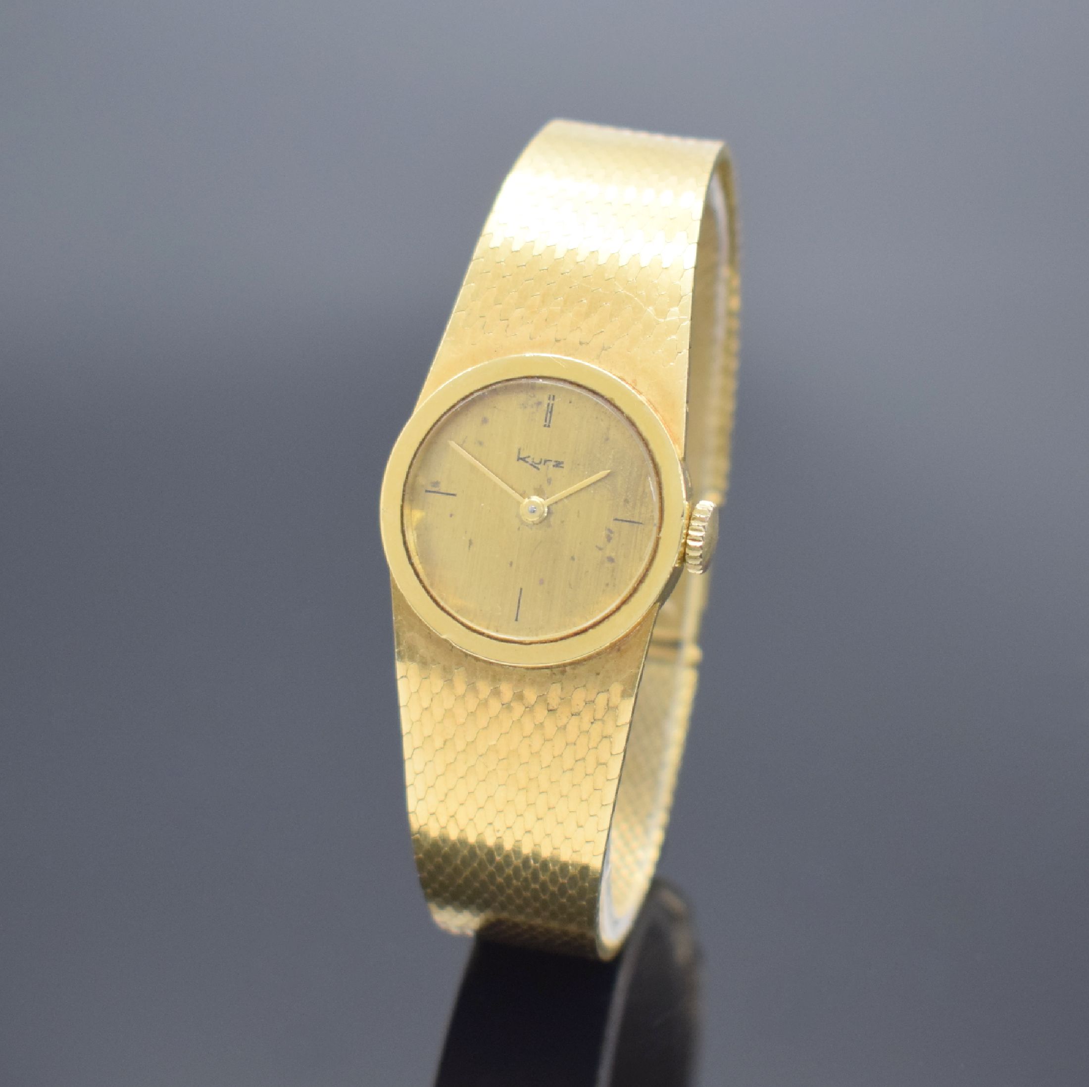 KURZ Armbanduhr in GG 750/000, Handaufzug, Schweiz um 1965, Boden aufgedr., Milanaiseband, gold. Zifferbl. altersbed. fl., gold. Zeiger, Anz. v. Std. ...