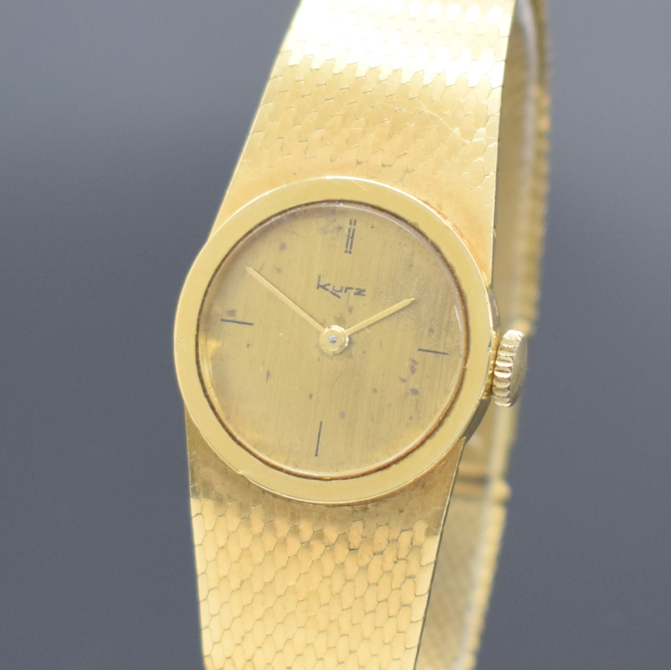 Detail a: KURZ Armbanduhr in GG 750/000, Handaufzug, Schweiz um 1965, Boden aufgedr., Milanaiseband, gold. Zifferbl. altersbed. fl., gold. Zeiger, Anz. v. Std. ...