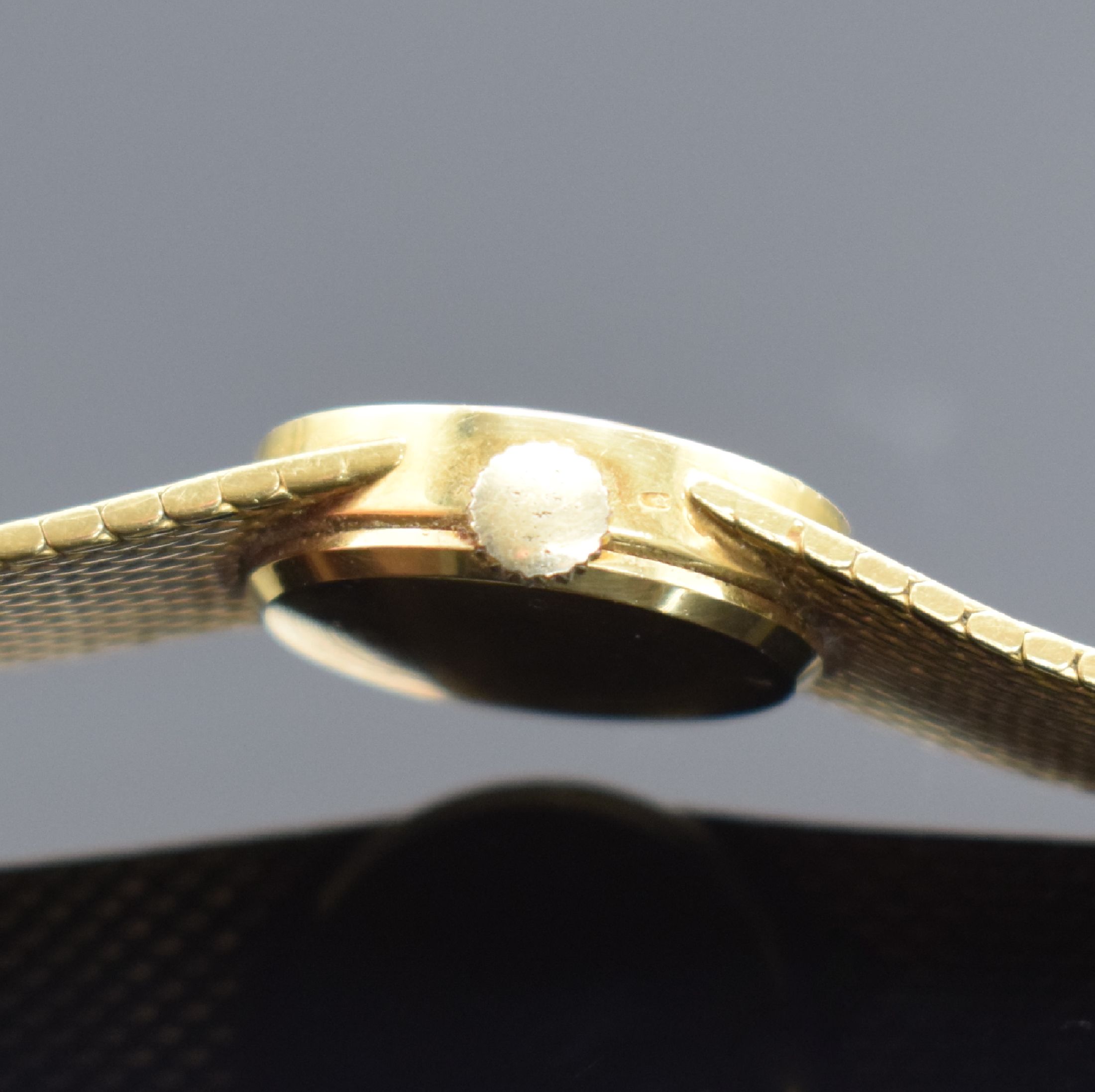 Detail c: KURZ Armbanduhr in GG 750/000, Handaufzug, Schweiz um 1965, Boden aufgedr., Milanaiseband, gold. Zifferbl. altersbed. fl., gold. Zeiger, Anz. v. Std. ...