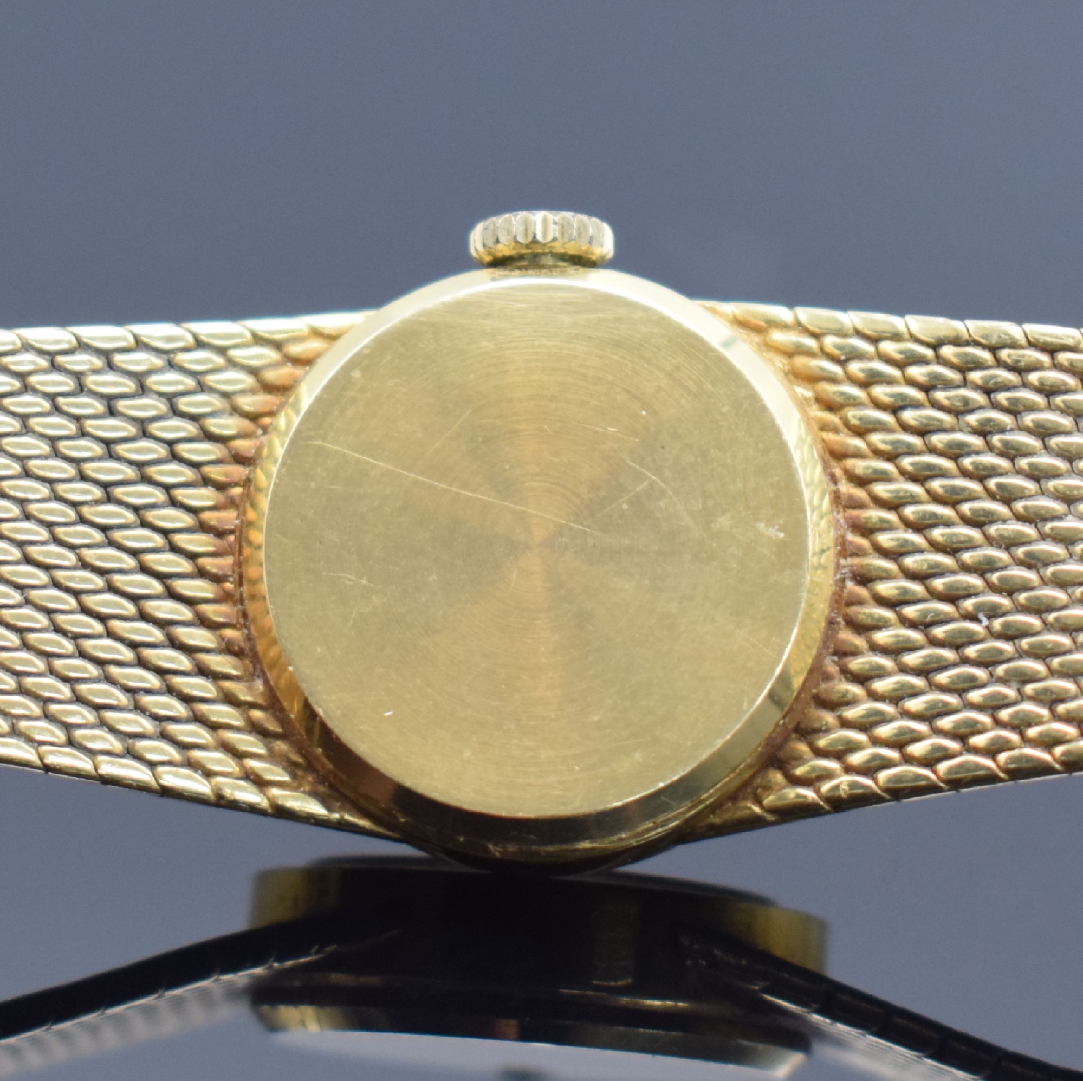 Detail d: KURZ Armbanduhr in GG 750/000, Handaufzug, Schweiz um 1965, Boden aufgedr., Milanaiseband, gold. Zifferbl. altersbed. fl., gold. Zeiger, Anz. v. Std. ...
