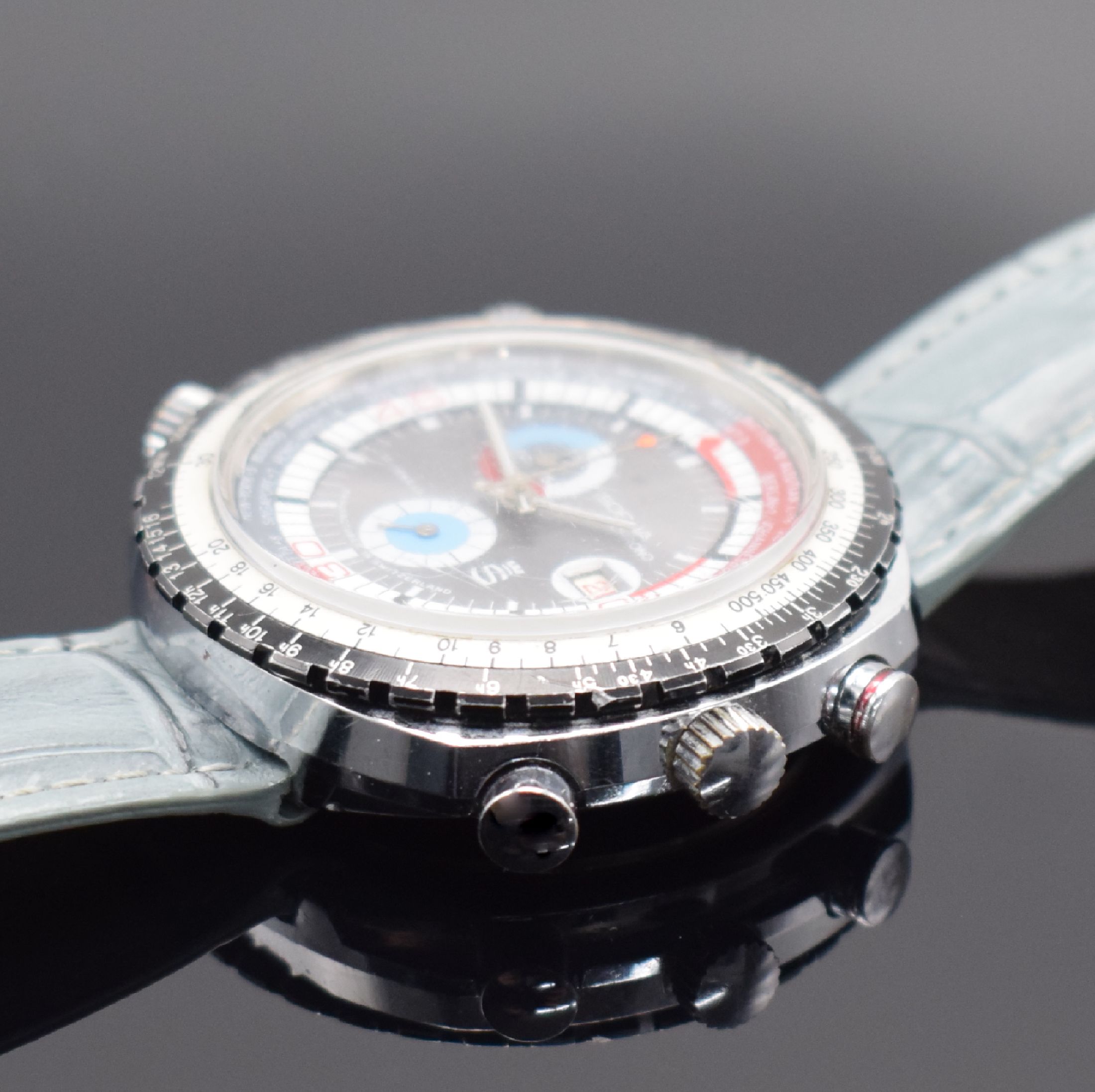 Detail b: SORNA große Herrenarmbanduhr mit Chronograph, Schweiz um 1970, Handaufzug, verchr. Geh., Stahlboden geschr., drehb. Navigations- Lünette, 2 farbl. ...