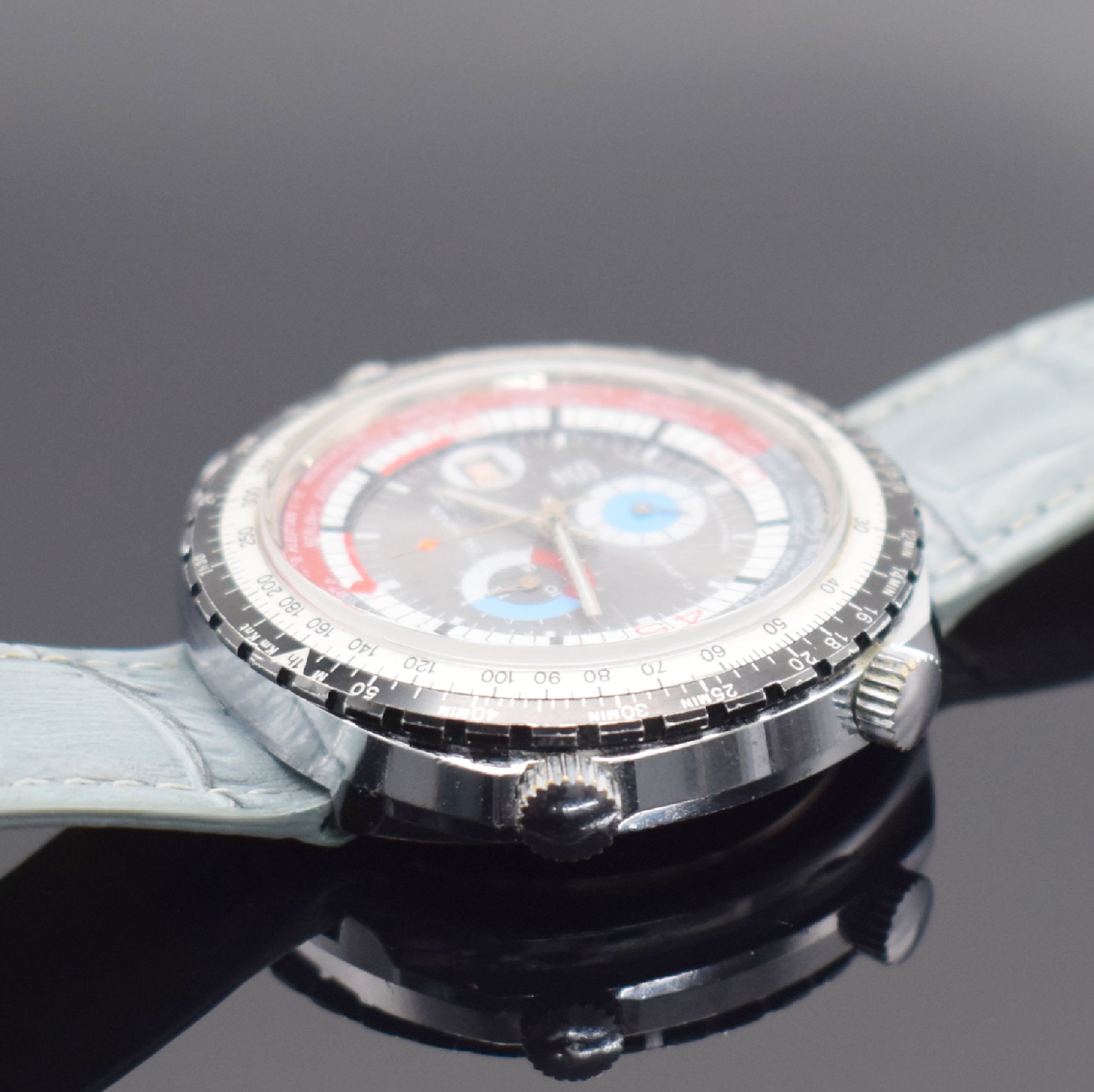 Detail c: SORNA große Herrenarmbanduhr mit Chronograph, Schweiz um 1970, Handaufzug, verchr. Geh., Stahlboden geschr., drehb. Navigations- Lünette, 2 farbl. ...