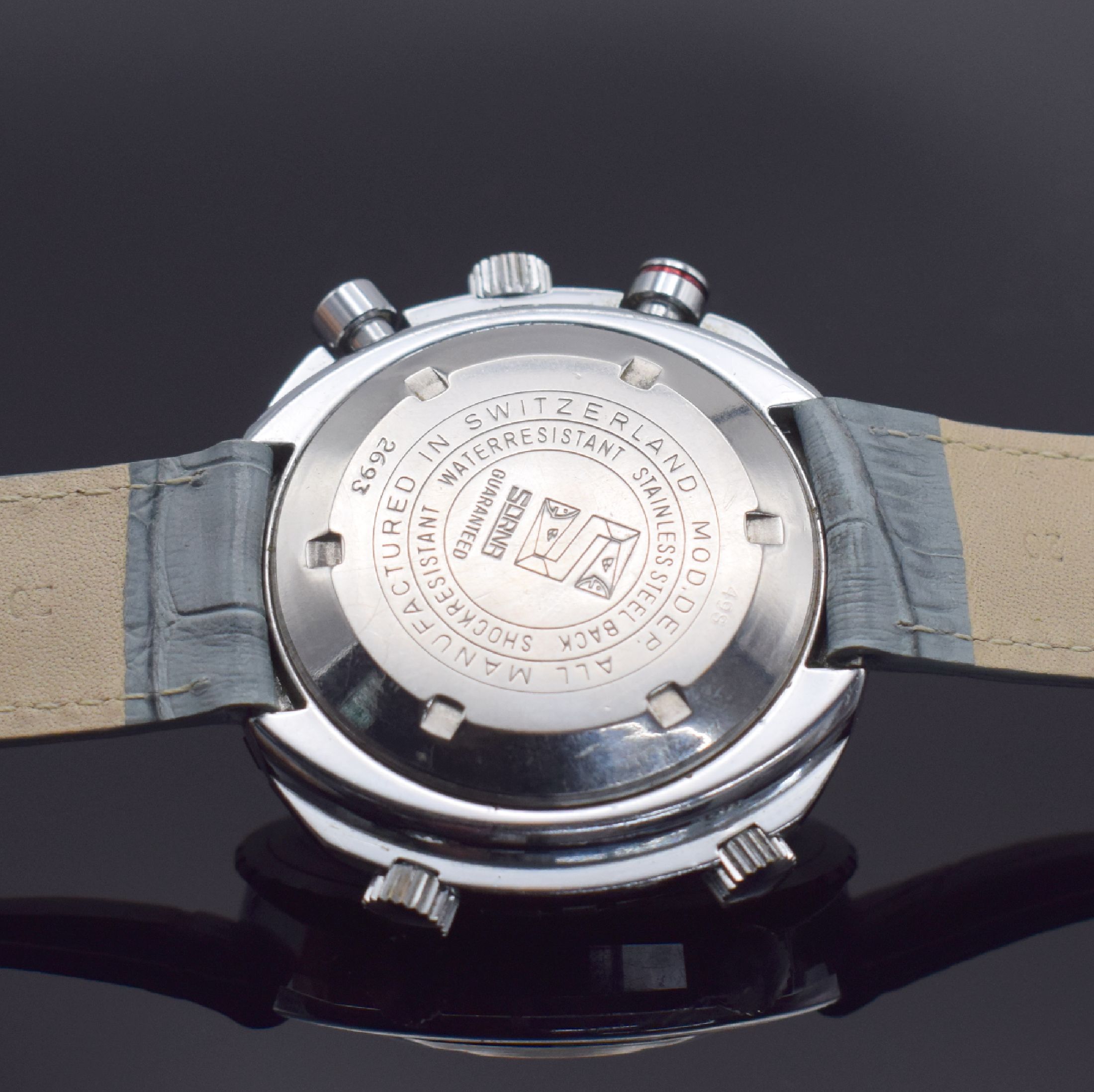 Detail d: SORNA große Herrenarmbanduhr mit Chronograph, Schweiz um 1970, Handaufzug, verchr. Geh., Stahlboden geschr., drehb. Navigations- Lünette, 2 farbl. ...
