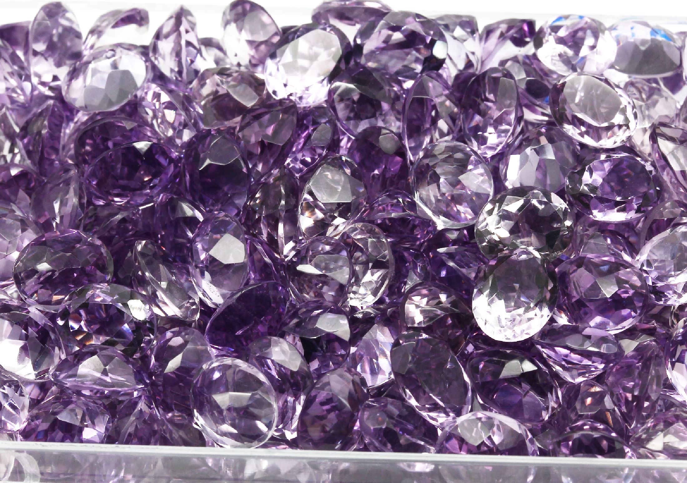 Detail a: Lot lose Amethyste zus. ca. 684 ct, ovalfacett. Schleifarbeit aus Idar-Oberstein
