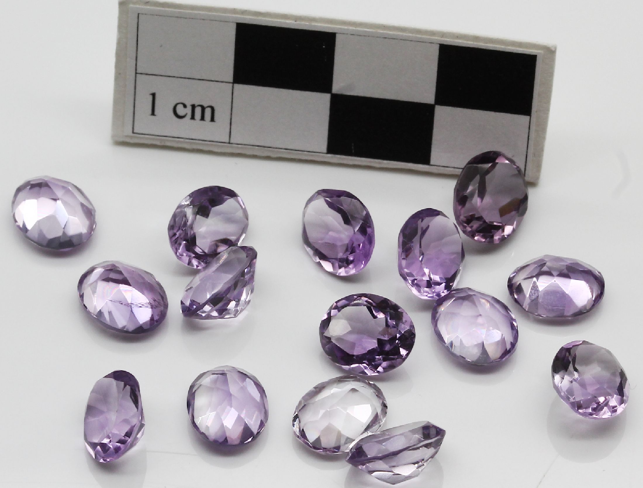 Lot lose Amethyste zus. ca. 753 ct, Schleifarbeit aus Idar-Oberstein, überwiegend ovalfacett.