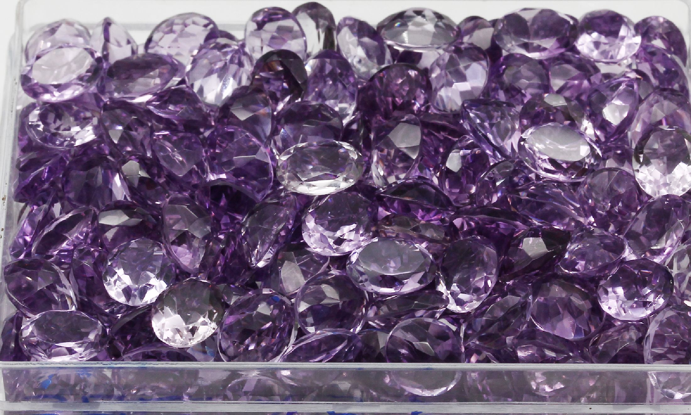 Detail a: Lot lose Amethyste zus. ca. 753 ct, Schleifarbeit aus Idar-Oberstein, überwiegend ovalfacett.