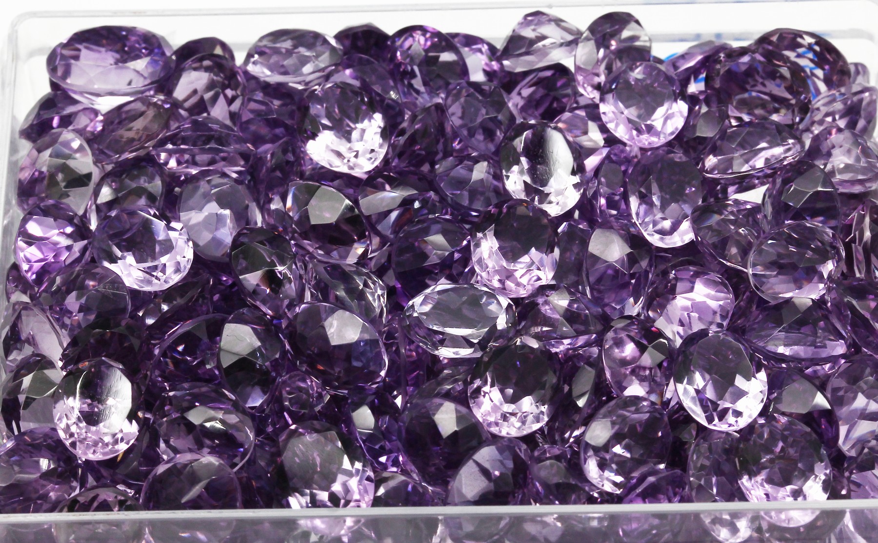 Detail a: Lot lose Amethyste zus. ca. 739 ct, Schleifarbeit aus Idar-Oberstein, überwiegend ovalfacett.