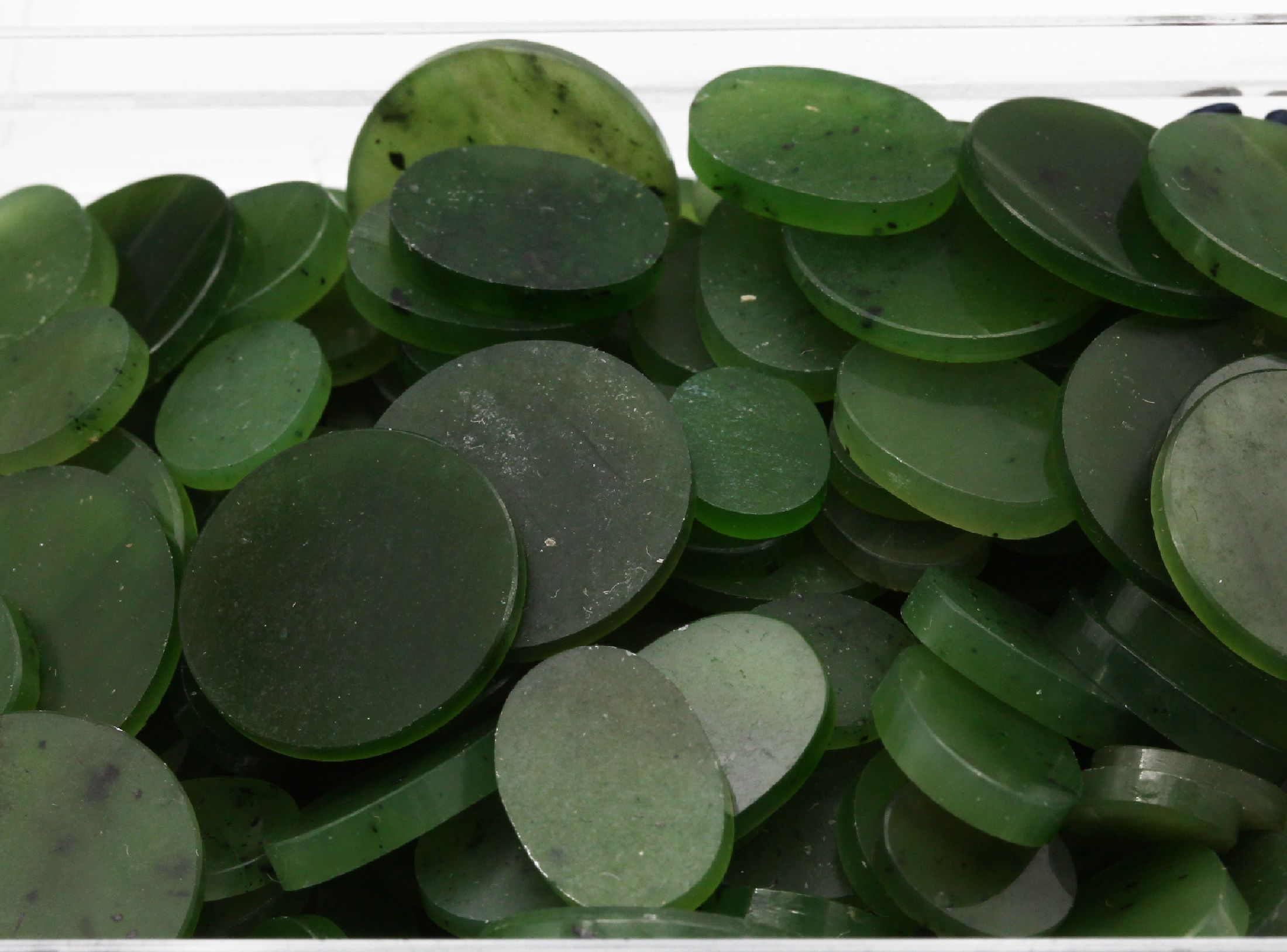 Detail a: Lot lose Jade total ca. 571 ct, runde und ovale Platten in versch. Größen