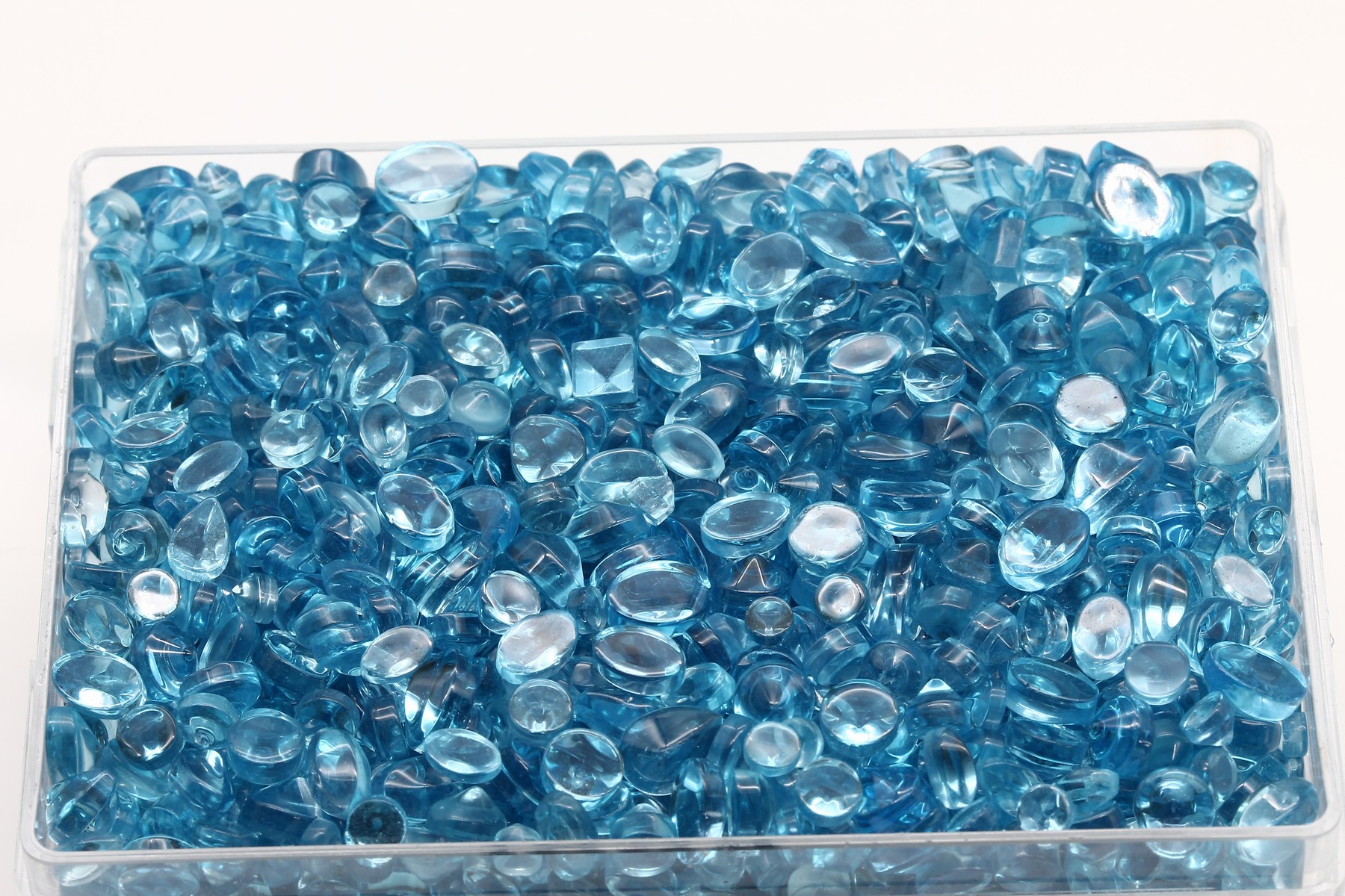 Detail a: Lot lose Blautopase (beh.) zus. ca. 1040 ct, Cabochons ins versch. Größen und Formen