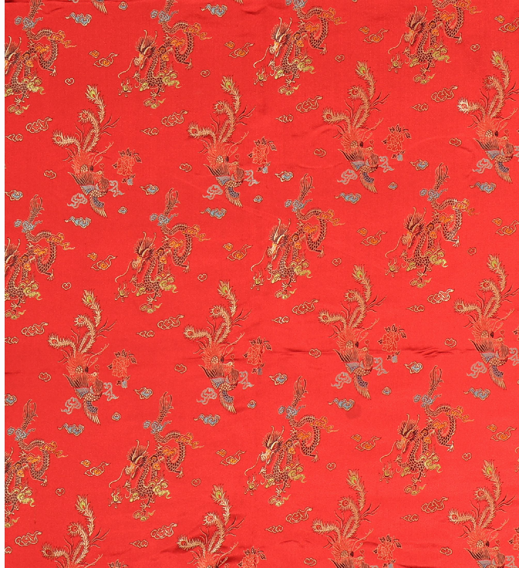 Chinesisches Textil, (Drachen Motive), um 1950, Seide, ca. 268 x 195 cm, EHZ:(Guter Zustand), paar kleine Flecken,(3 Bahnen)