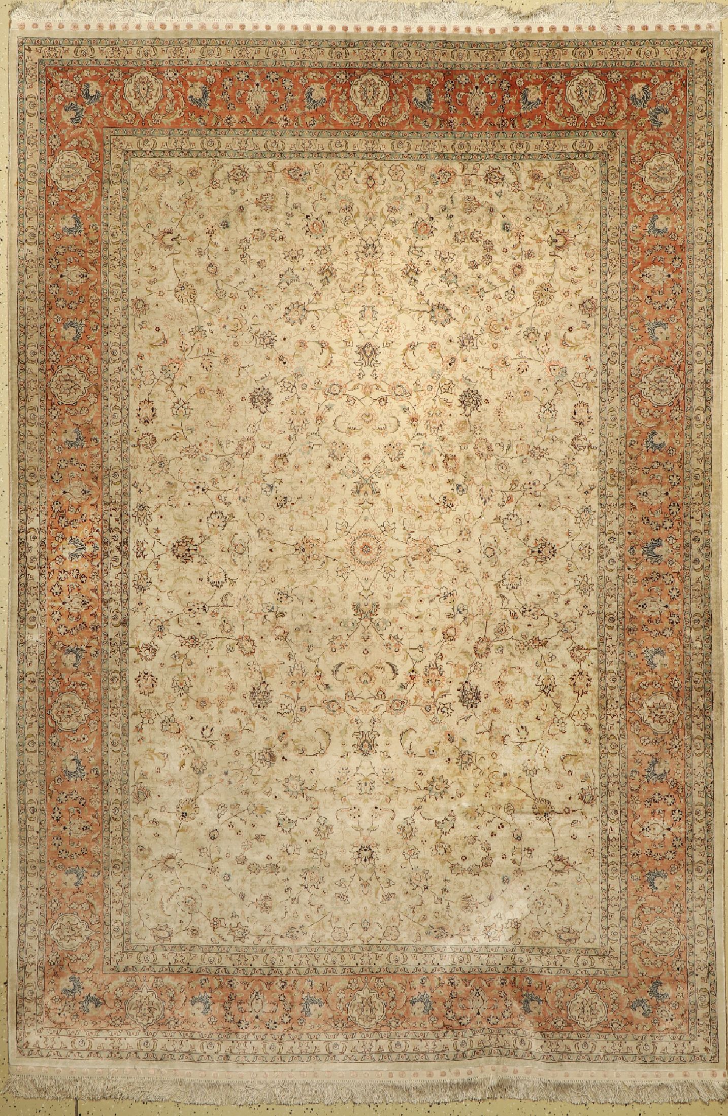 Hereke Seide fein, China, ca. 50 Jahre, reine Naturseide, ca. 280 x 190 cm, leicht verzogen, fleckig