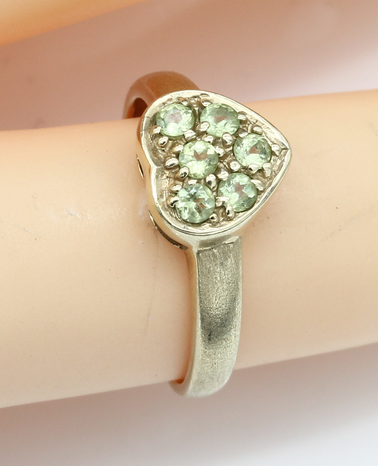 Detail a: 9 kt Gold Peridot-Ring-Konvolut, GG 375/000, best. aus: 1 x mit 1 rundfacett. Peridot ca.0.29 ct und 2 weiße Topase zus. ca. 0.04 ct, RW 54, 1 x ...