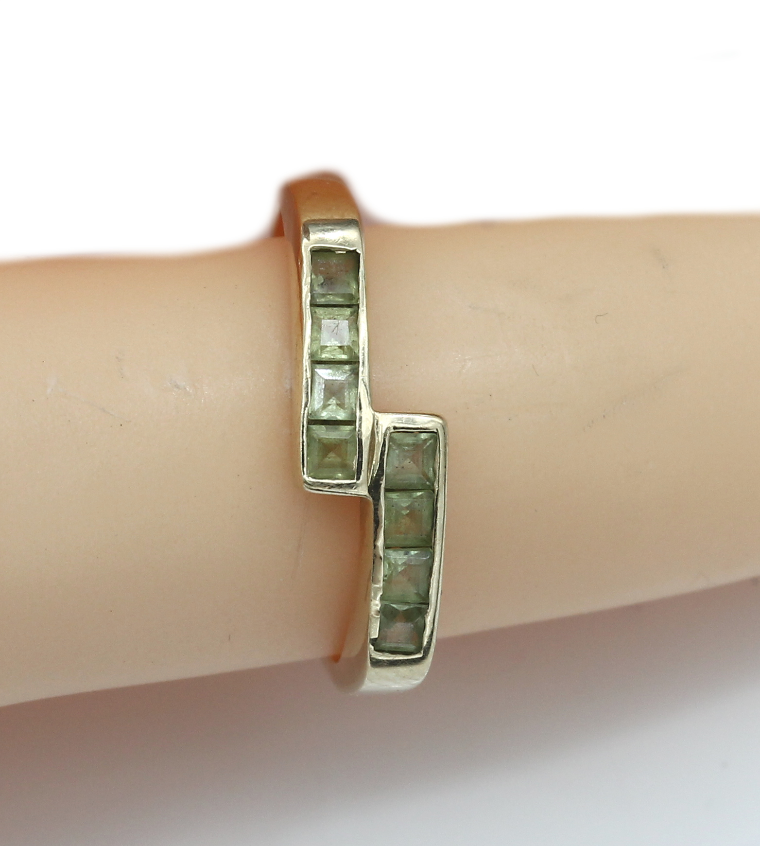 Detail b: 9 kt Gold Peridot-Ring-Konvolut, GG 375/000, best. aus: 1 x mit 1 rundfacett. Peridot ca.0.29 ct und 2 weiße Topase zus. ca. 0.04 ct, RW 54, 1 x ...