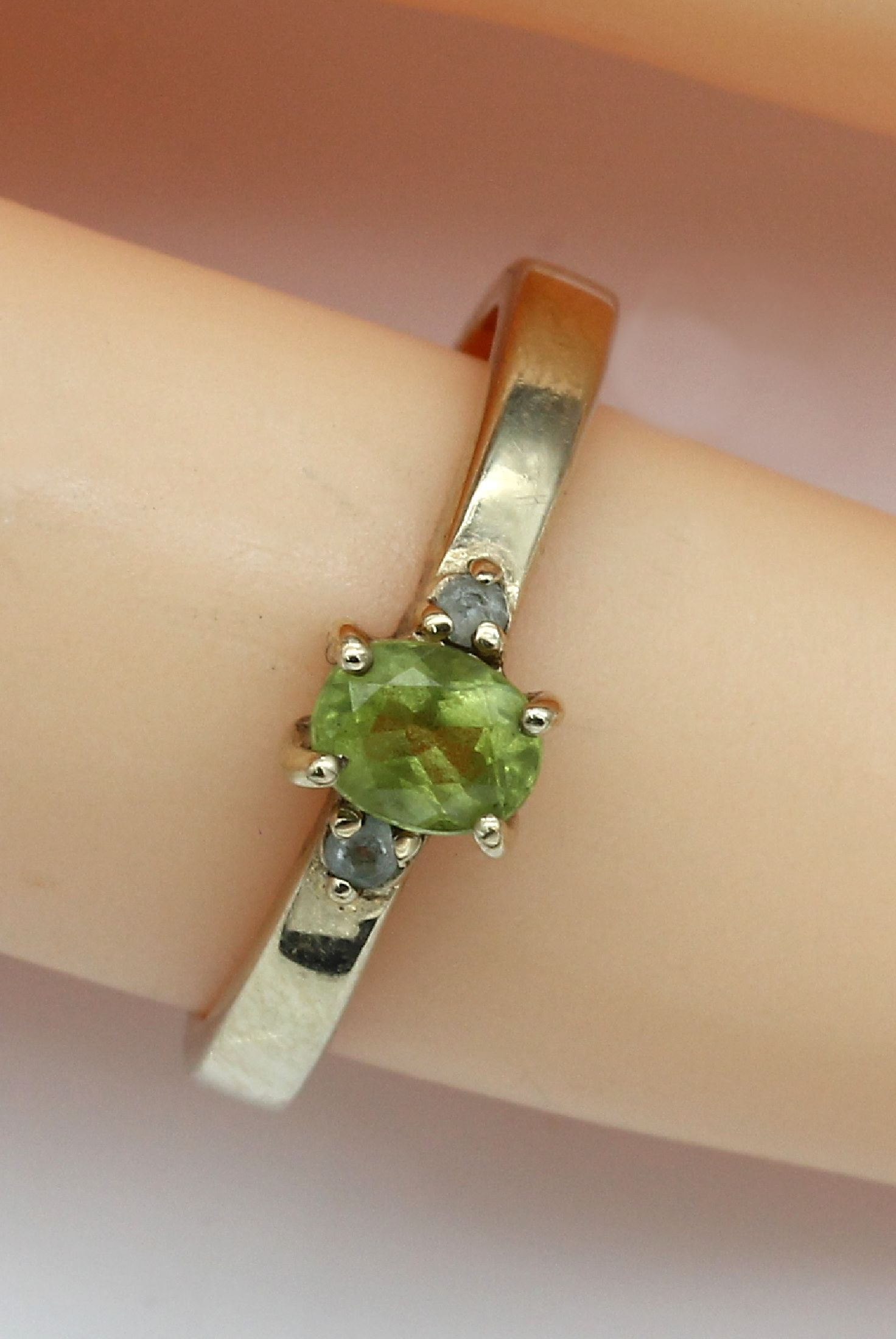 Detail c: 9 kt Gold Peridot-Ring-Konvolut, GG 375/000, best. aus: 1 x mit 1 rundfacett. Peridot ca.0.29 ct und 2 weiße Topase zus. ca. 0.04 ct, RW 54, 1 x ...