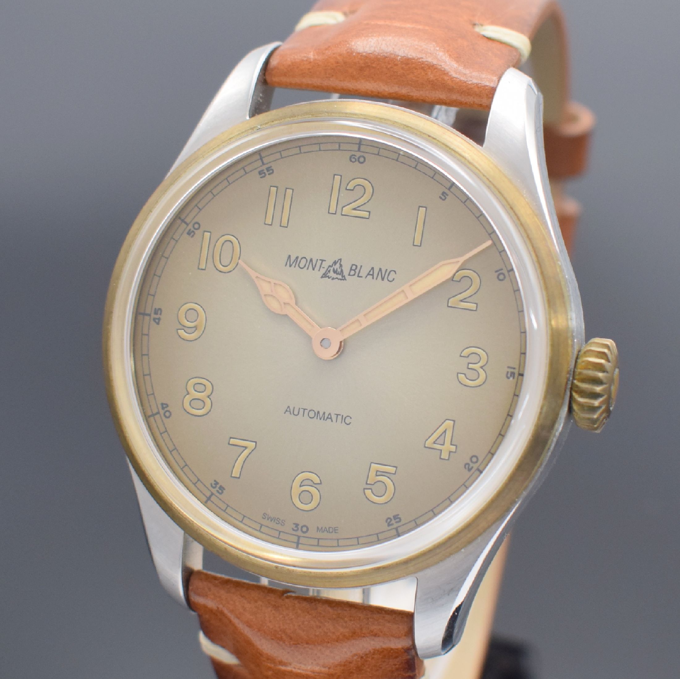 Detail a: MONTBLANC 1858 Herrenarmbanduhr Referenz 7454, Schweiz um 2021, Automatik, Edelstahlgeh., Boden gedr., Lünette & Krone in Bronze, orig. Lederband m. ...