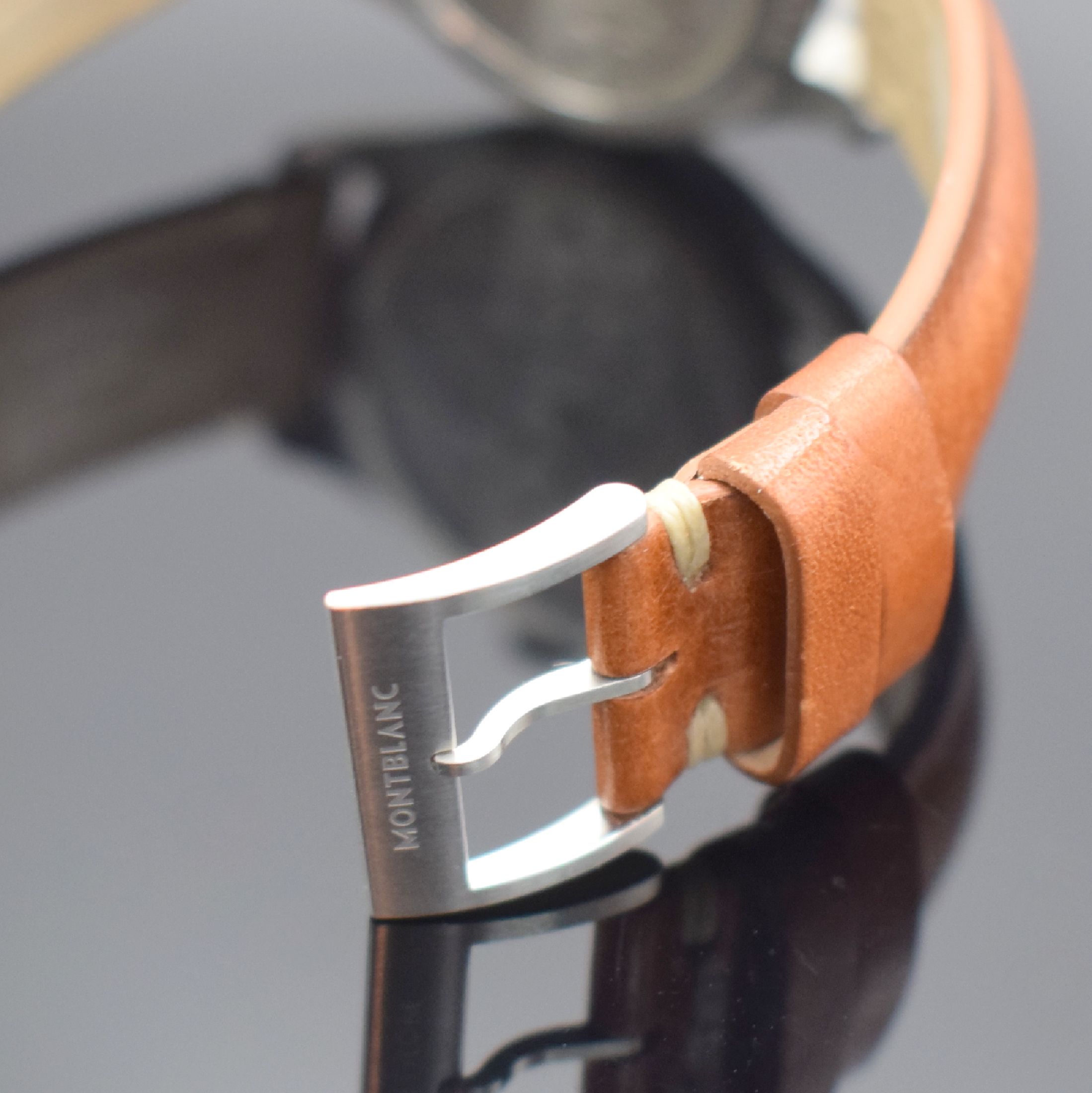 Detail b: MONTBLANC 1858 Herrenarmbanduhr Referenz 7454, Schweiz um 2021, Automatik, Edelstahlgeh., Boden gedr., Lünette & Krone in Bronze, orig. Lederband m. ...