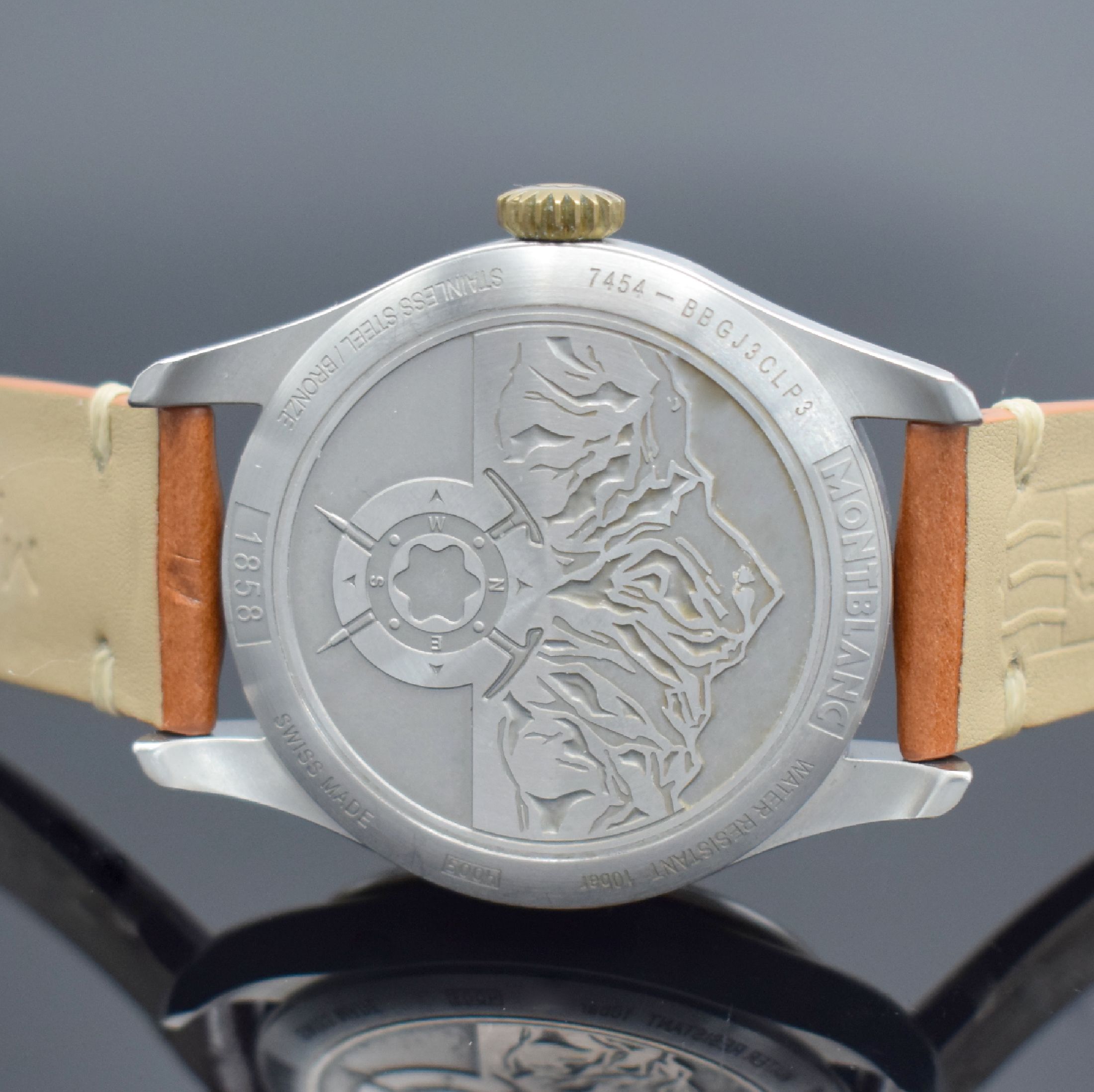 Detail c: MONTBLANC 1858 Herrenarmbanduhr Referenz 7454, Schweiz um 2021, Automatik, Edelstahlgeh., Boden gedr., Lünette & Krone in Bronze, orig. Lederband m. ...