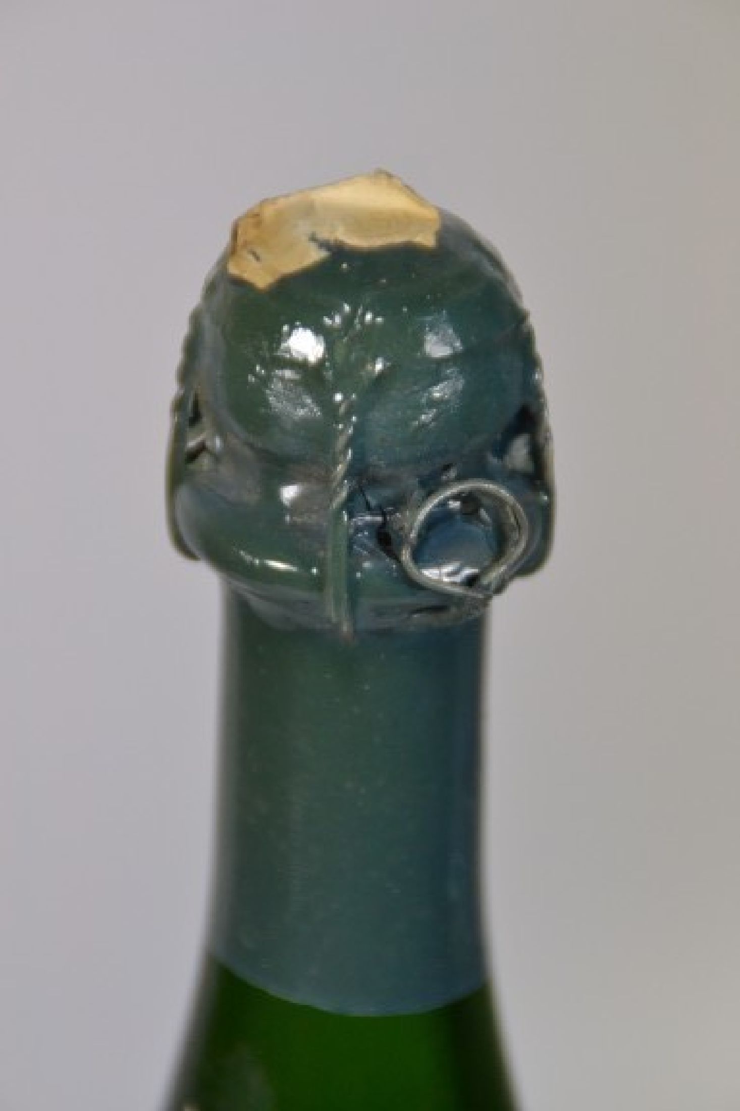 Detail b: 1 Flasche, 1962 Moet & Chandon, Cuvee Dom Perignon Vintage, Champagne, 780ml, Füllniveau ca. 3,6 cm, Etikett beschädigt
