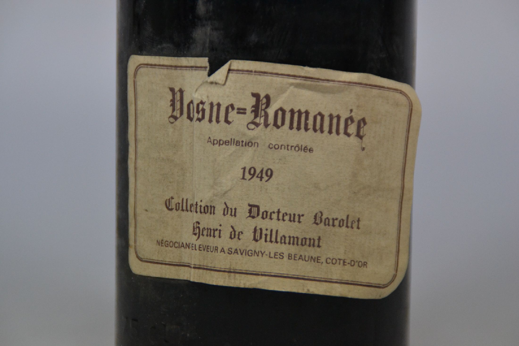 Detail a: 1 Flasche, 1949 Domaine Henri de Villamont, Vosne-Romanee, Cote de Nuits, ca. 750ml, Füllniveau ca. 2,6 cm, Etikett lose hängend bzw. eingerissen
