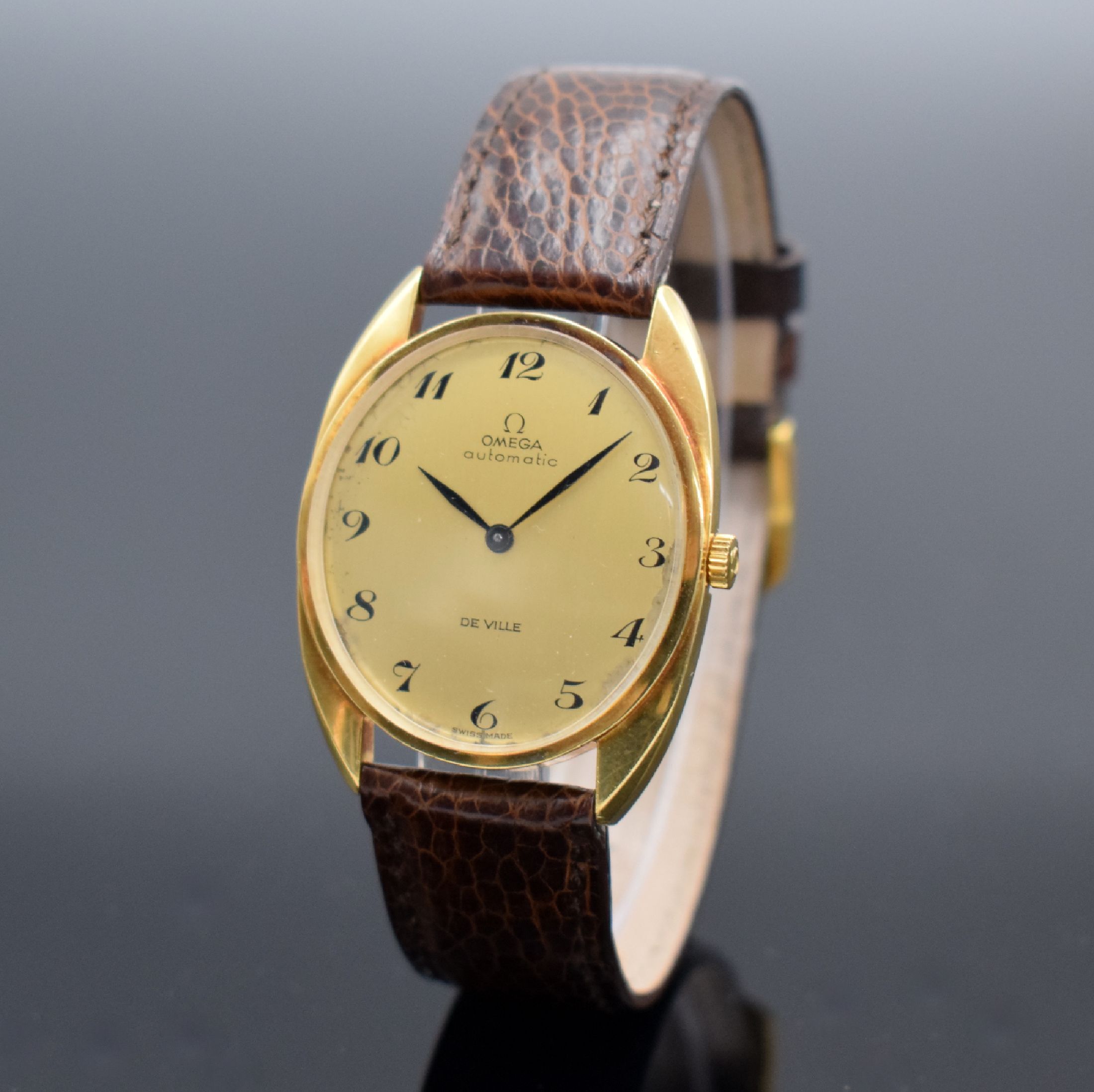 OMEGA De Ville Armbanduhr in GG 750/000 Referenz 151.018, Automatik, Schweiz um 1968, ovales, 2-teil. Geh., Boden aufgedr., verg. Zifferbl. m. arab. ...
