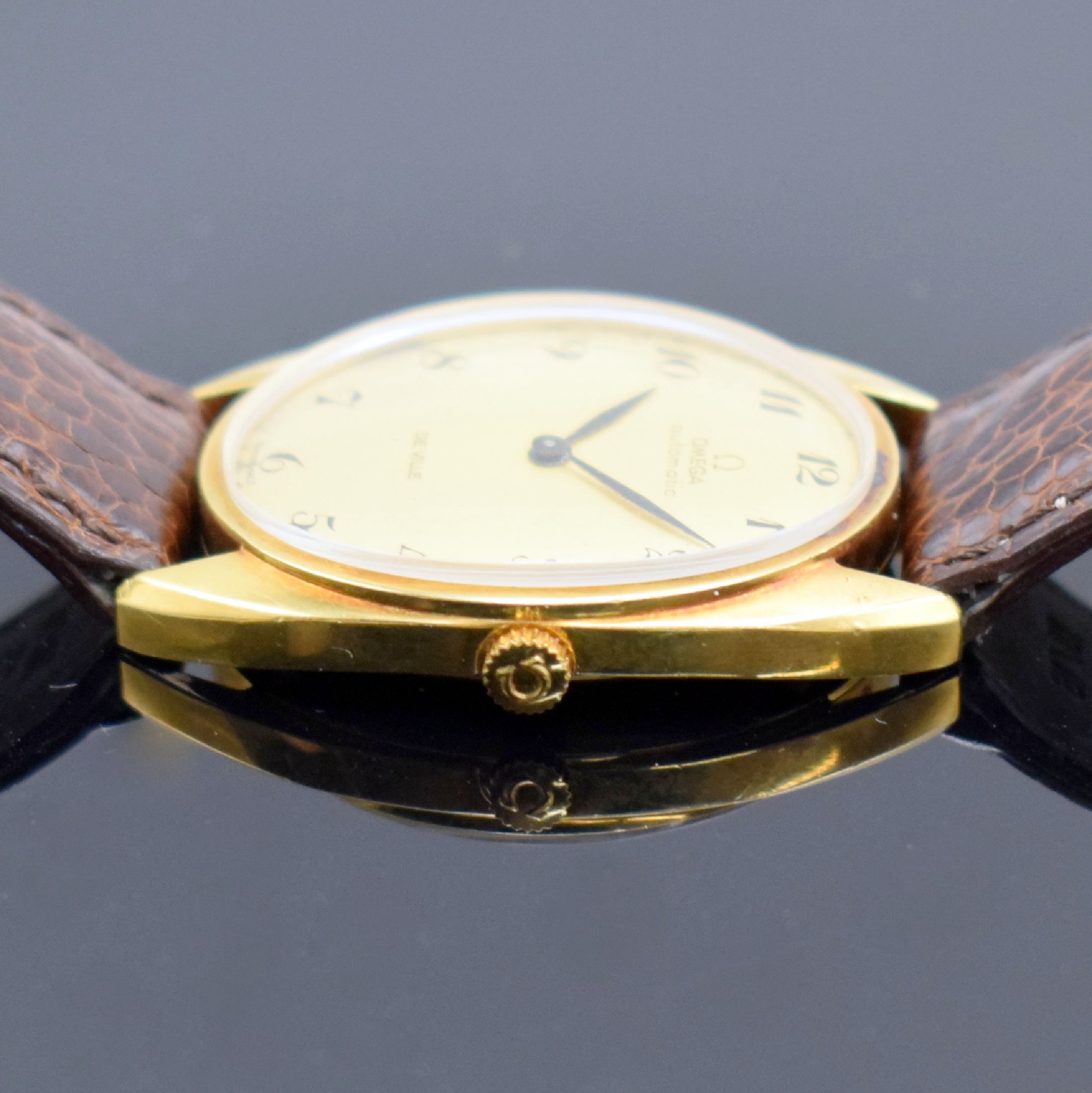 Detail b: OMEGA De Ville Armbanduhr in GG 750/000 Referenz 151.018, Automatik, Schweiz um 1968, ovales, 2-teil. Geh., Boden aufgedr., verg. Zifferbl. m. arab. ...