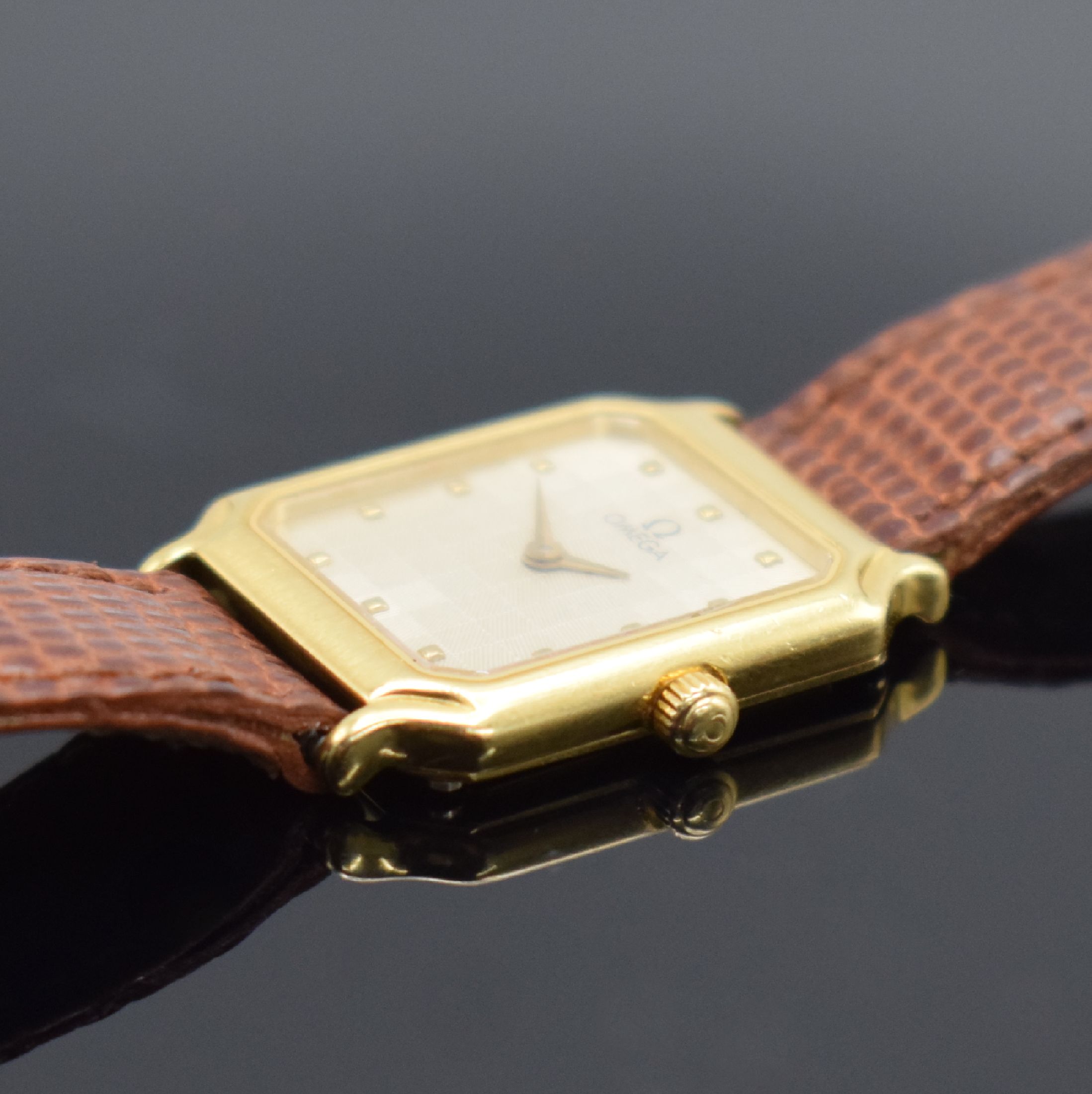 Detail b: OMEGA seltene Damenarmbanduhr Vasarely Referenz 595406 BZ in GG 750/000, Schweiz um 1987, quarz, 2-teil. Geh., Boden 4-fach verschr., Zifferbl. in ...
