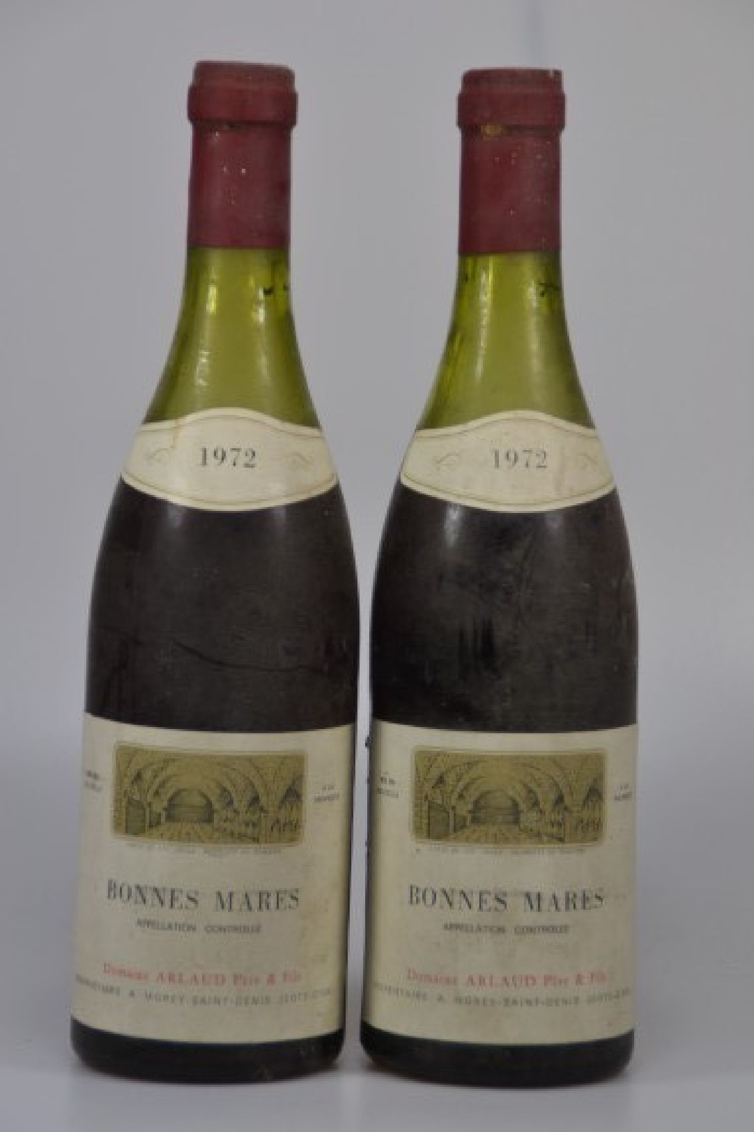 2 Flaschen 1972 Domaine Arlaud Bonnes Mares,Cote de Nuits, Vertrieb Ludwig von Karpff & Co. Bremen, je ca. 750ml, beschmutzt