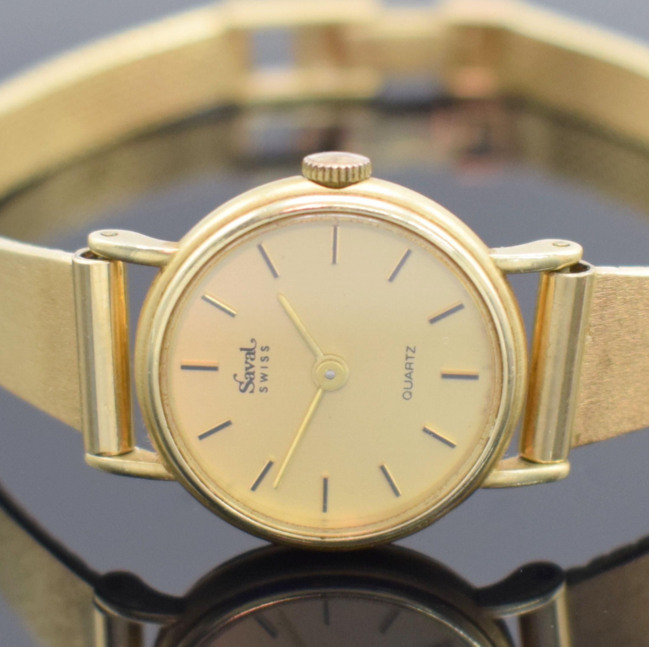 Detail a: SAVAL Damenarmbanduhr in GG 585/000, Schweiz um 1980, quarz, GG 585/000 Band, Boden aufgedr., champagnerfarb. Zifferbl. m. aufgel. Std.-Ind. & gold. ...