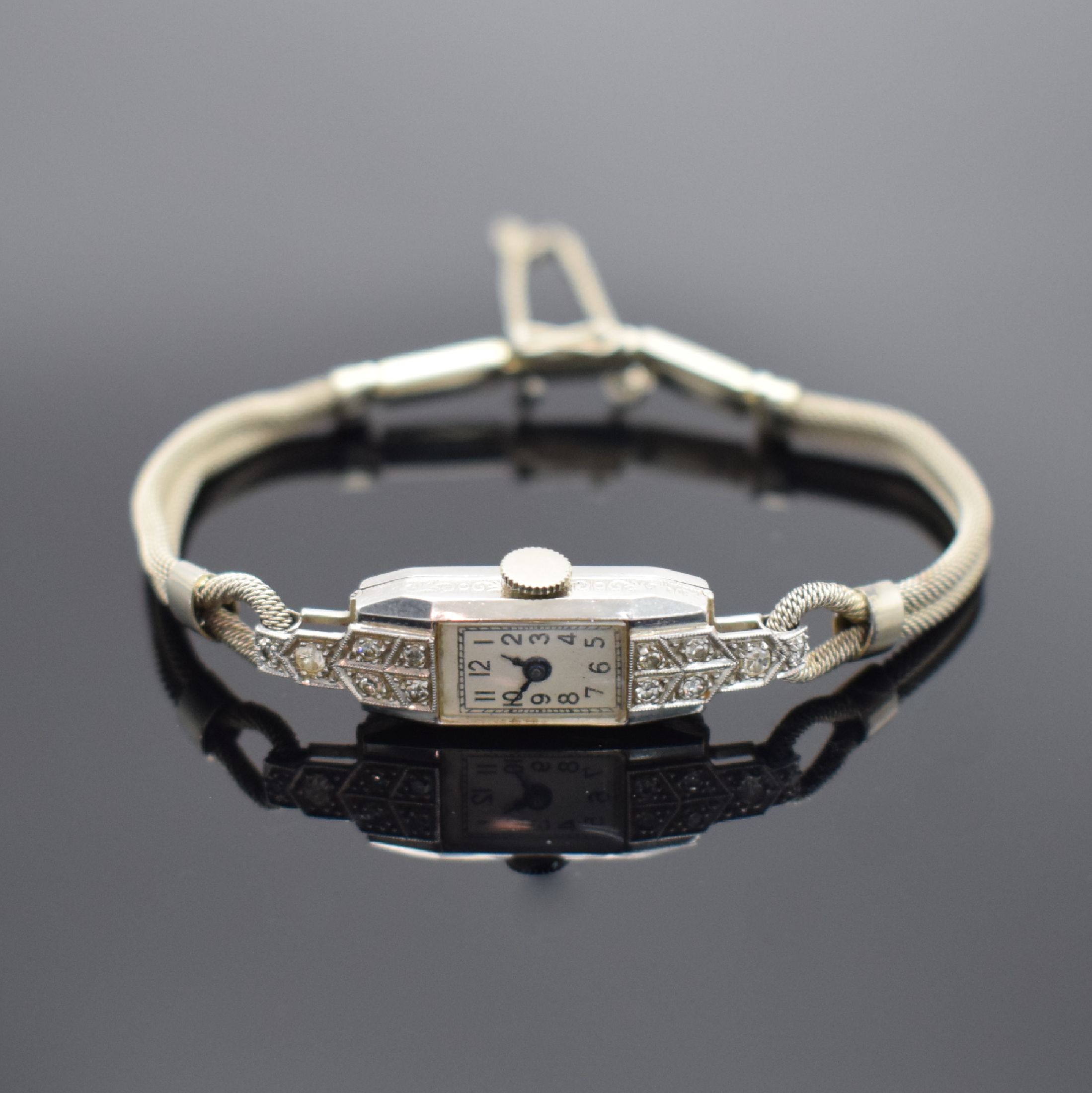 Art Deco Damenarmbanduhr in Platin mit Diamanten, Schweiz um 1930, Handaufzug, Scharnierboden, Metallband., silb. Zifferbl. m. arab. Zahlen, gebl. ...