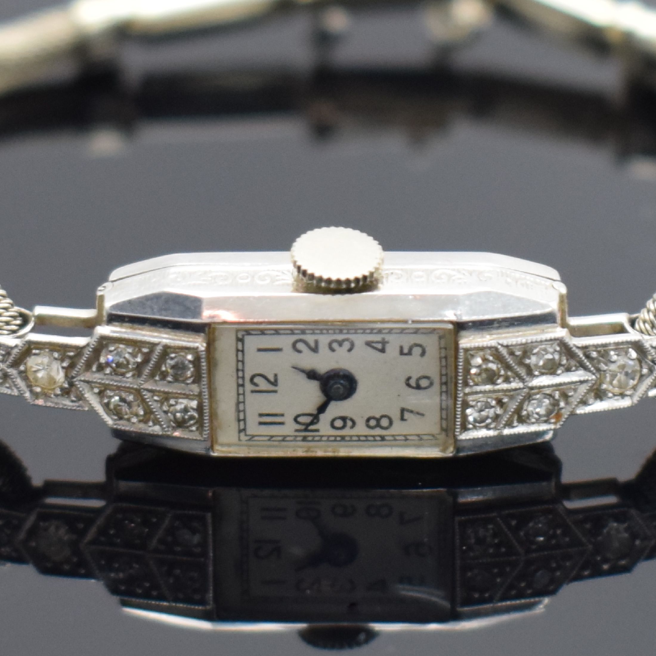 Detail a: Art Deco Damenarmbanduhr in Platin mit Diamanten, Schweiz um 1930, Handaufzug, Scharnierboden, Metallband., silb. Zifferbl. m. arab. Zahlen, gebl. ...