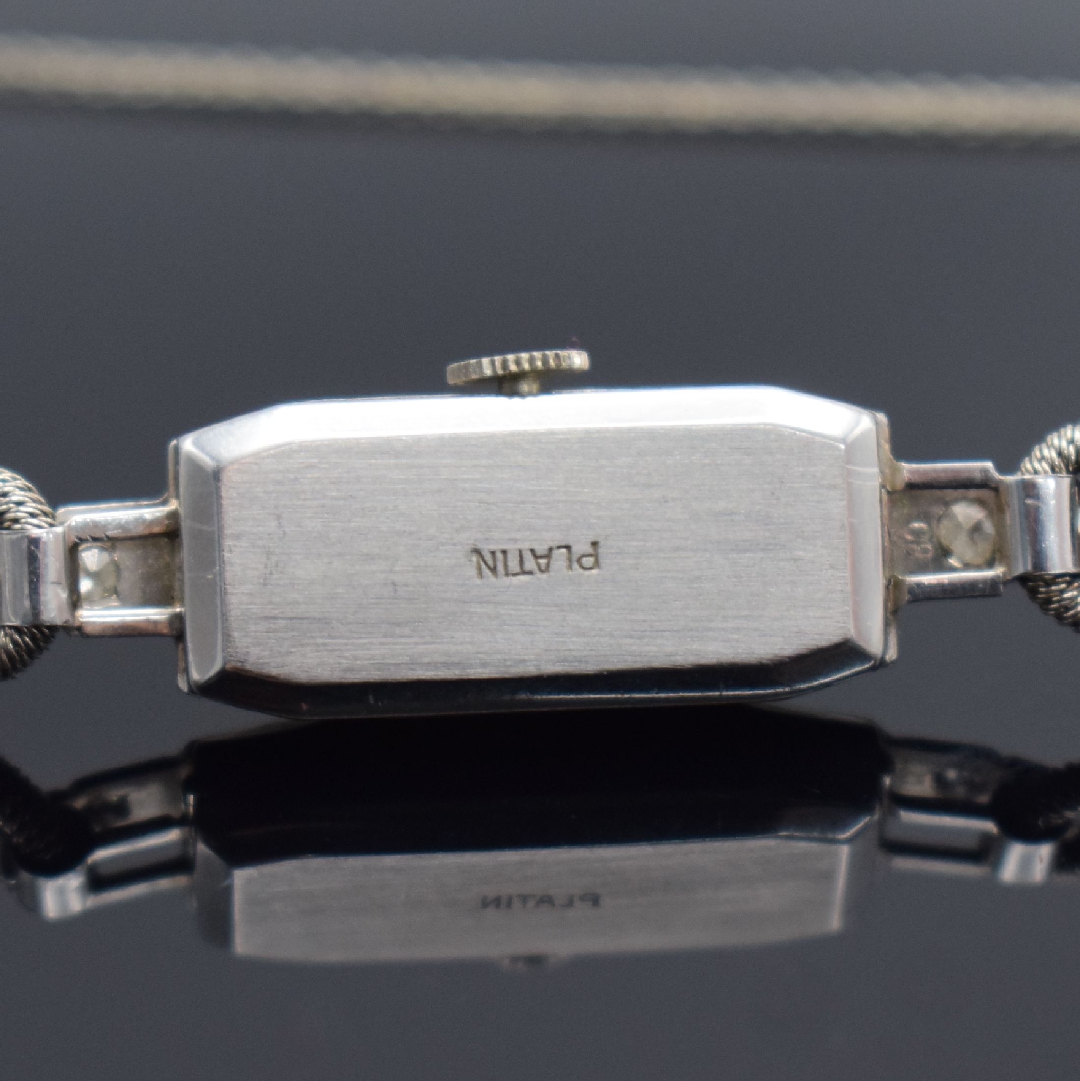 Detail b: Art Deco Damenarmbanduhr in Platin mit Diamanten, Schweiz um 1930, Handaufzug, Scharnierboden, Metallband., silb. Zifferbl. m. arab. Zahlen, gebl. ...