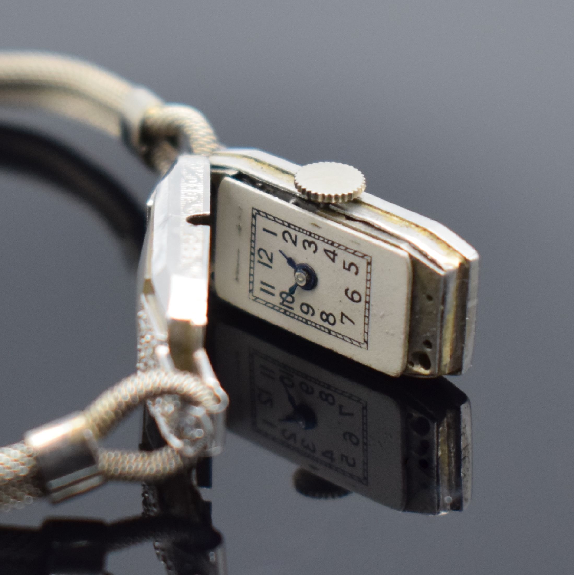 Detail c: Art Deco Damenarmbanduhr in Platin mit Diamanten, Schweiz um 1930, Handaufzug, Scharnierboden, Metallband., silb. Zifferbl. m. arab. Zahlen, gebl. ...